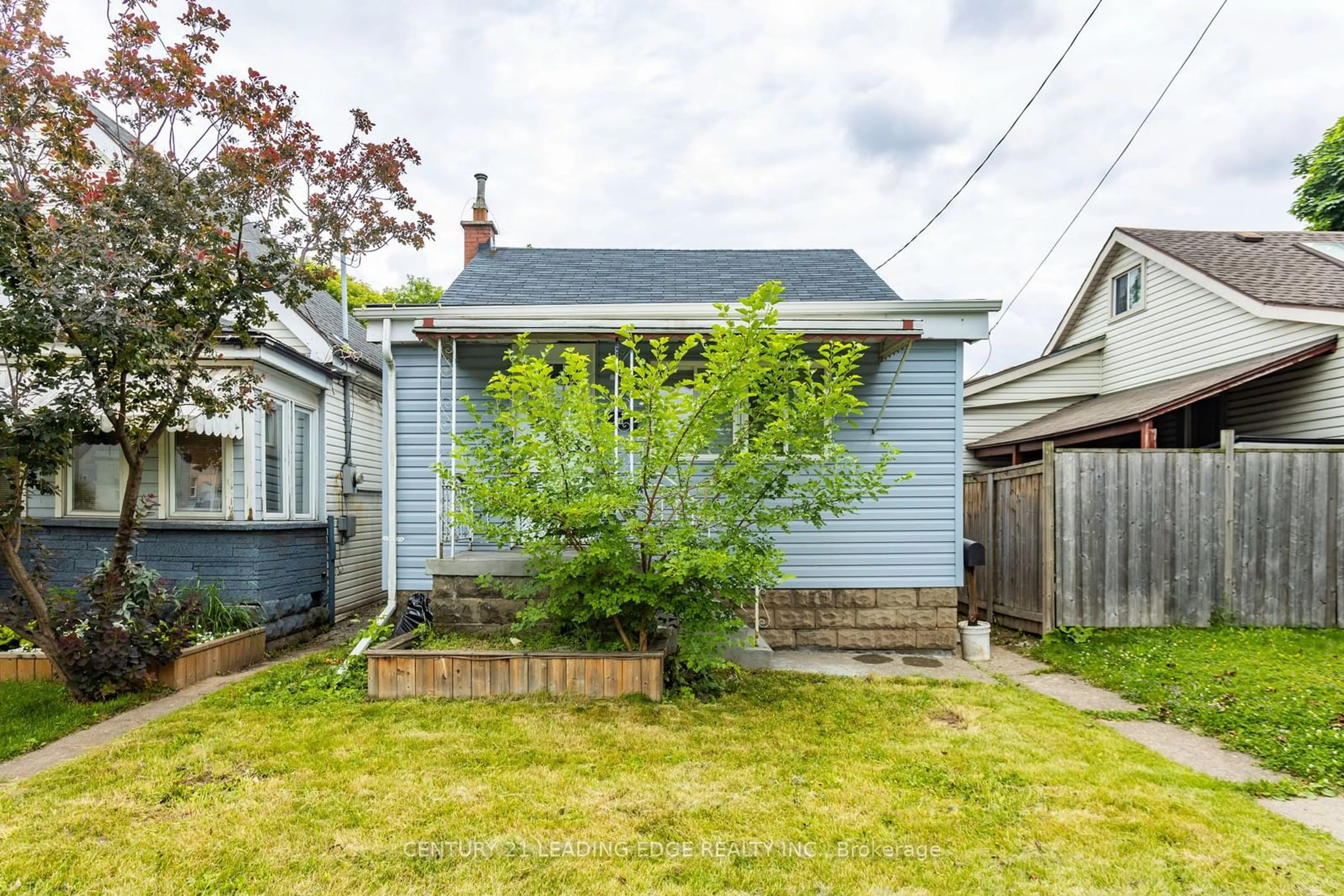 Frontside or backside of a home for 46 Division St, Hamilton Ontario L8H 4Z8