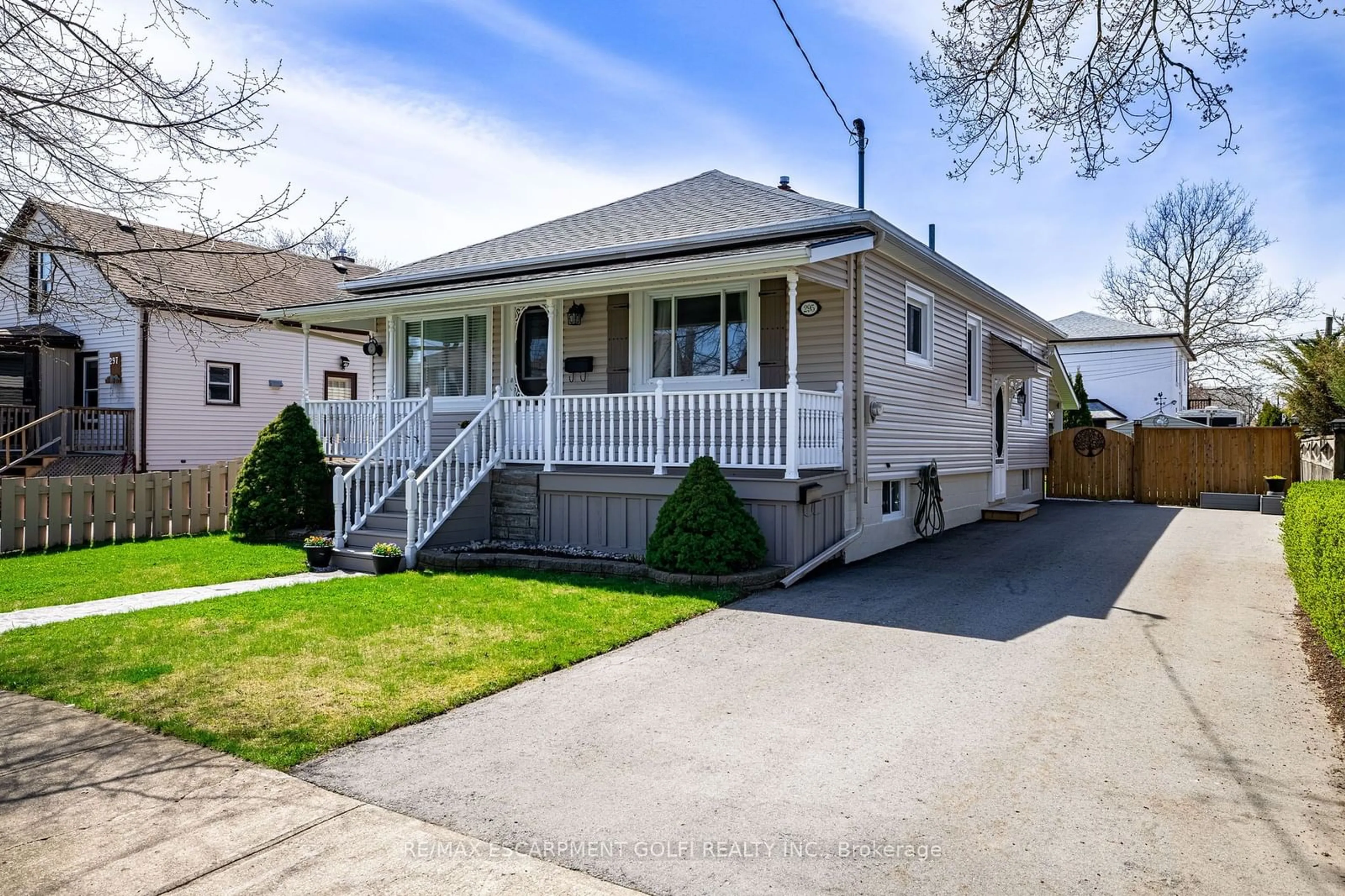 Frontside or backside of a home for 295 Scholfield Ave, Welland Ontario L3B 1N9