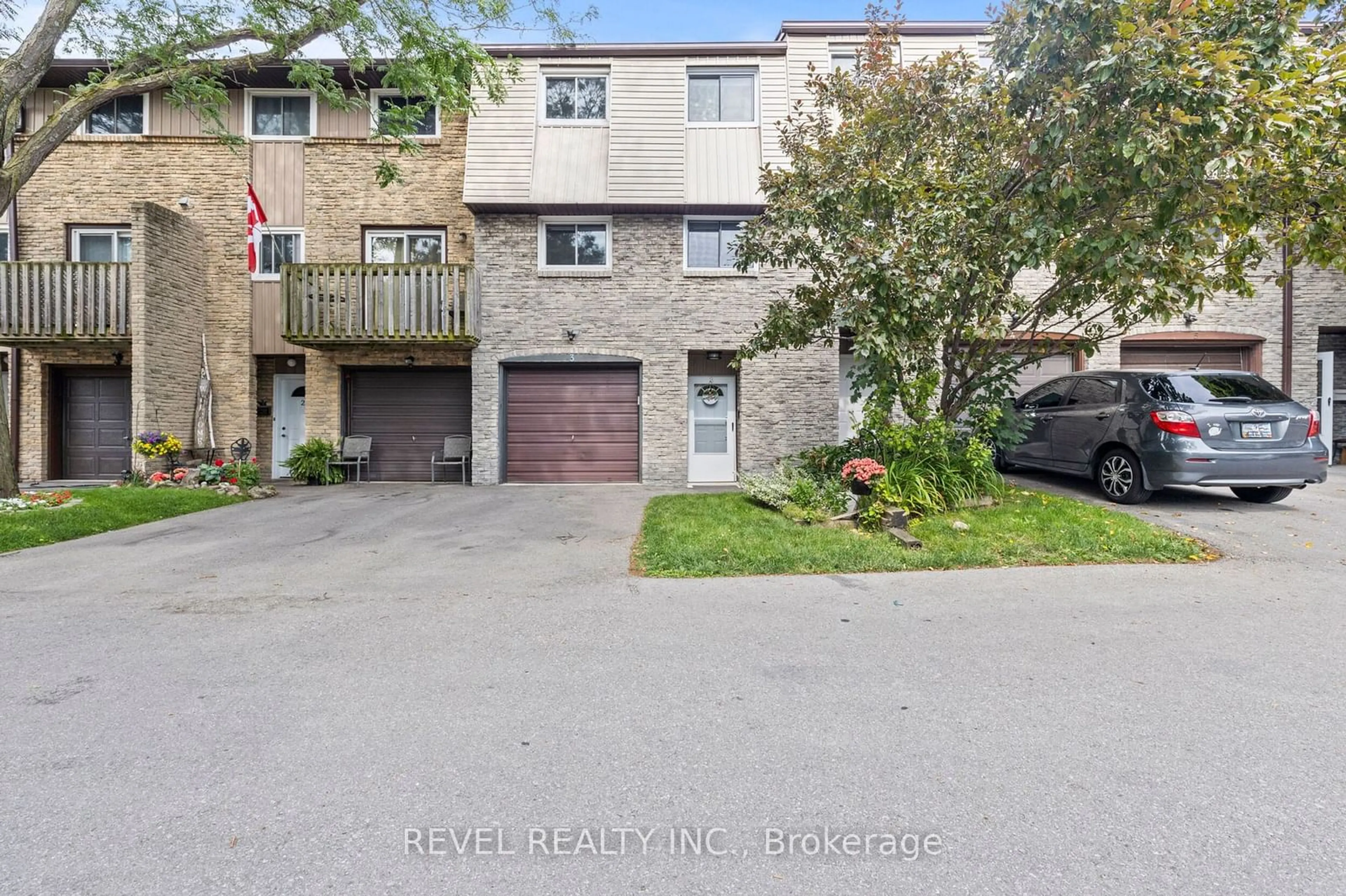 A pic from exterior of the house or condo for 985 Limeridge Rd #3, Hamilton Ontario L8W 1X9