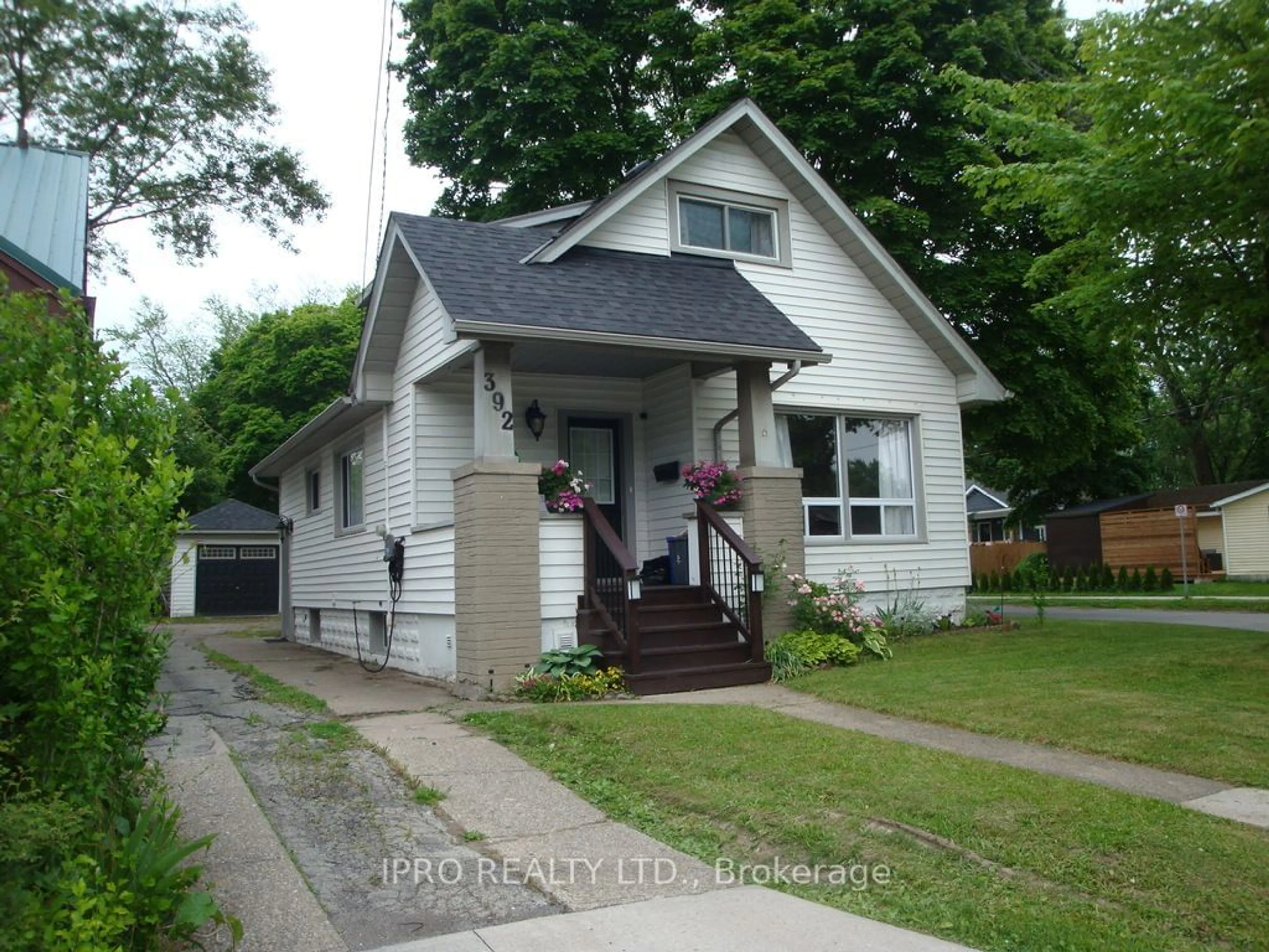 Frontside or backside of a home for 392 Niagara St, Welland Ontario L3C 1L2