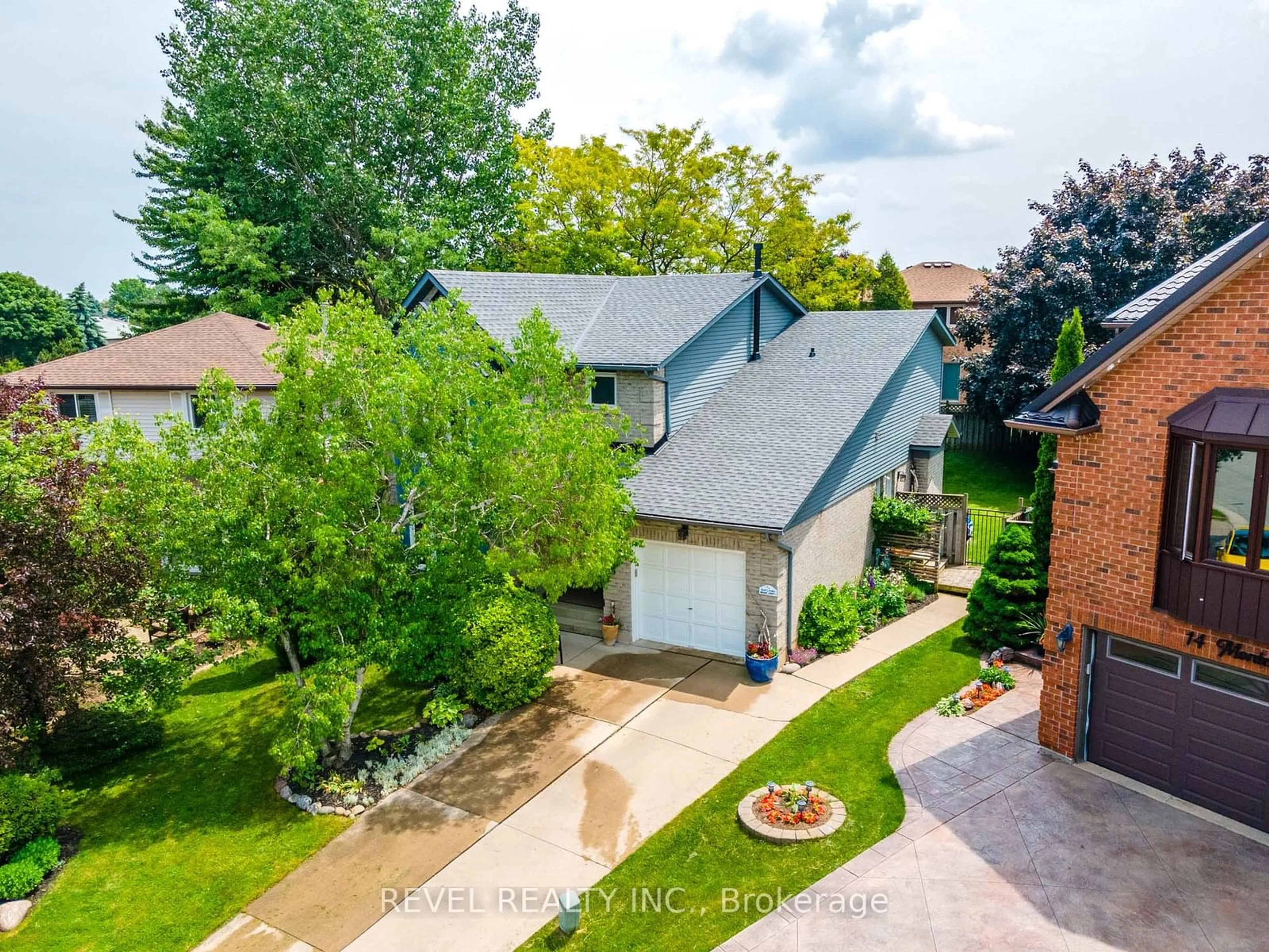 Frontside or backside of a home for 10 Montebello Crt, Hamilton Ontario L9B 2G8