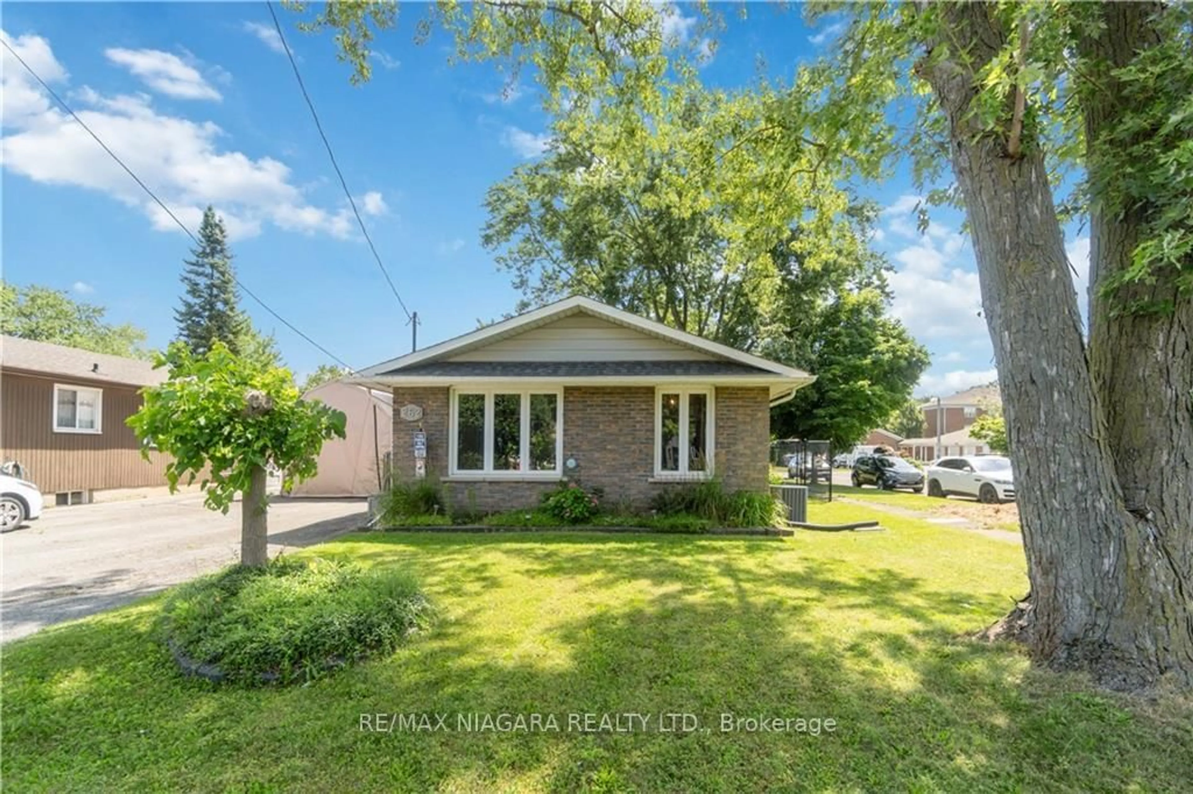 Frontside or backside of a home for 262 First Ave, Welland Ontario L3C 1Y8