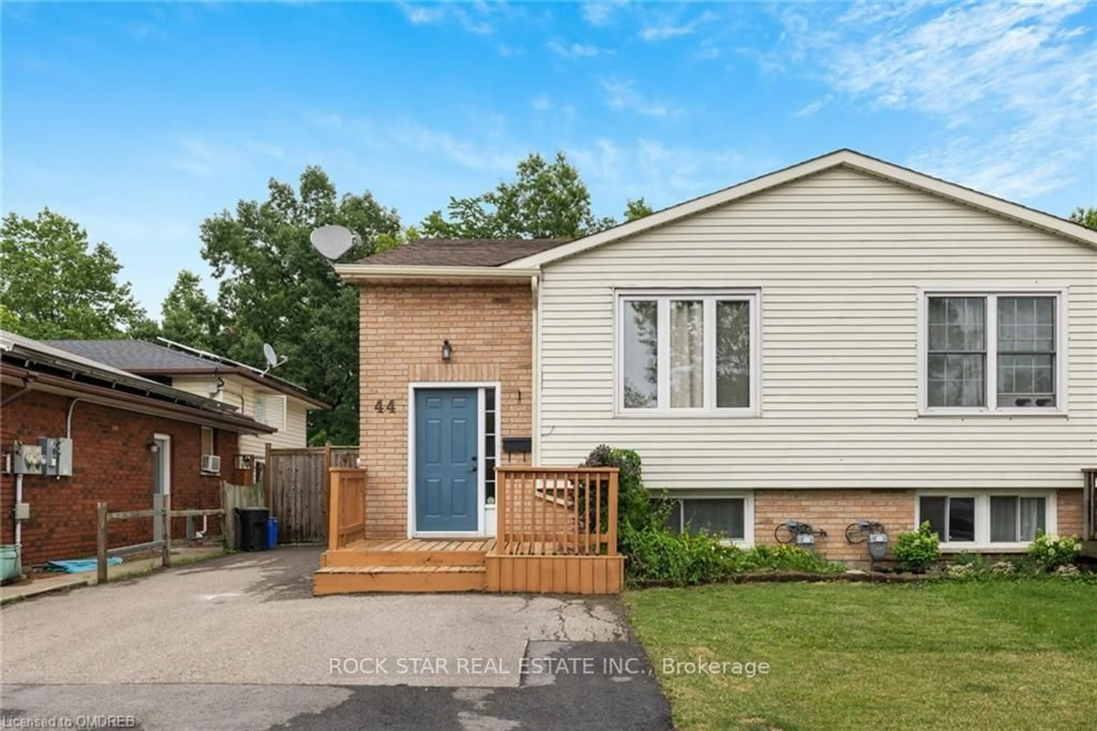 Frontside or backside of a home for 44 Mayfair Dr, Welland Ontario L3L 7A2
