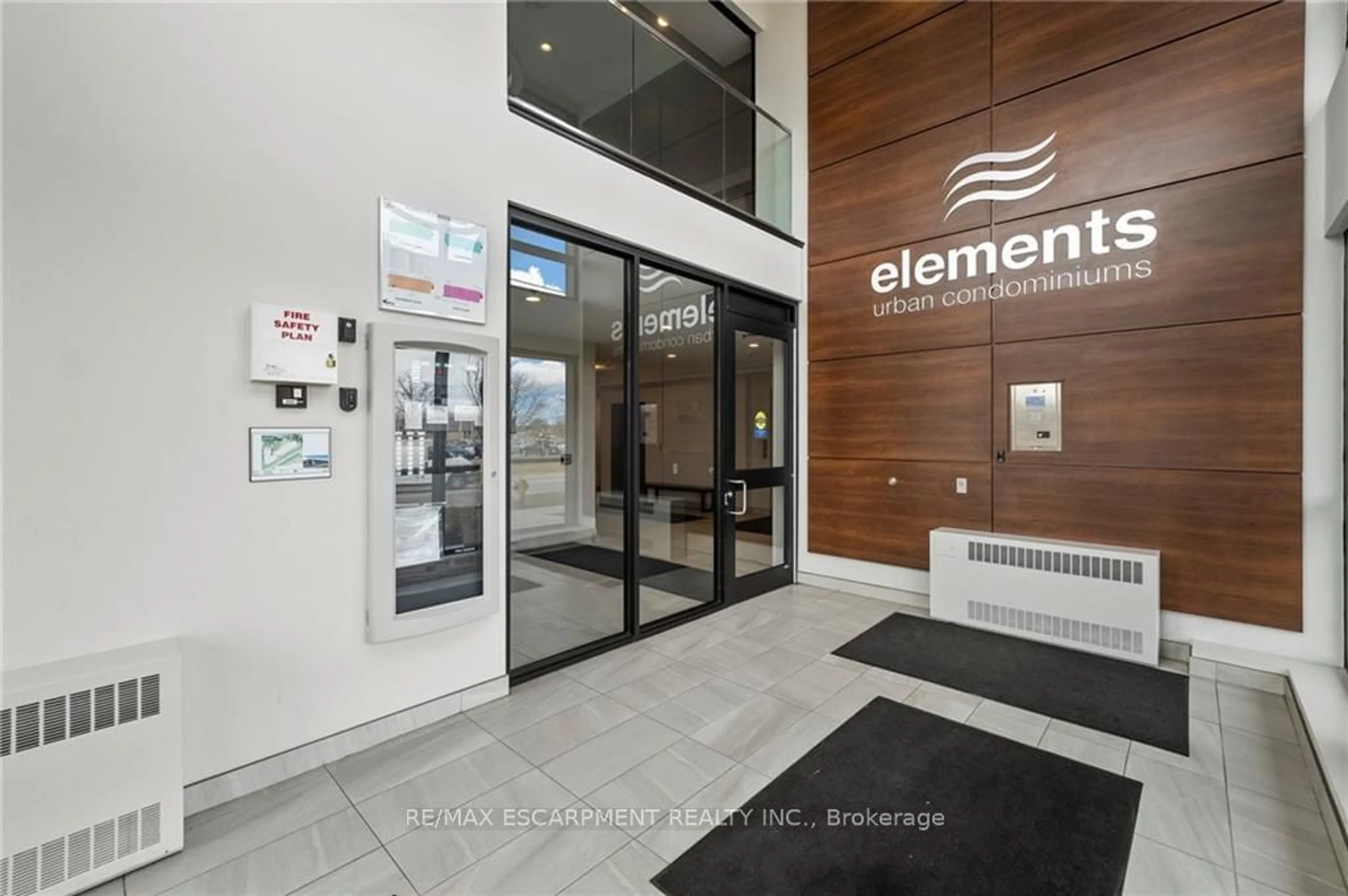 Indoor entryway, cement floor for 212 Lakeport Rd #312, St. Catharines Ontario L2N 0B4