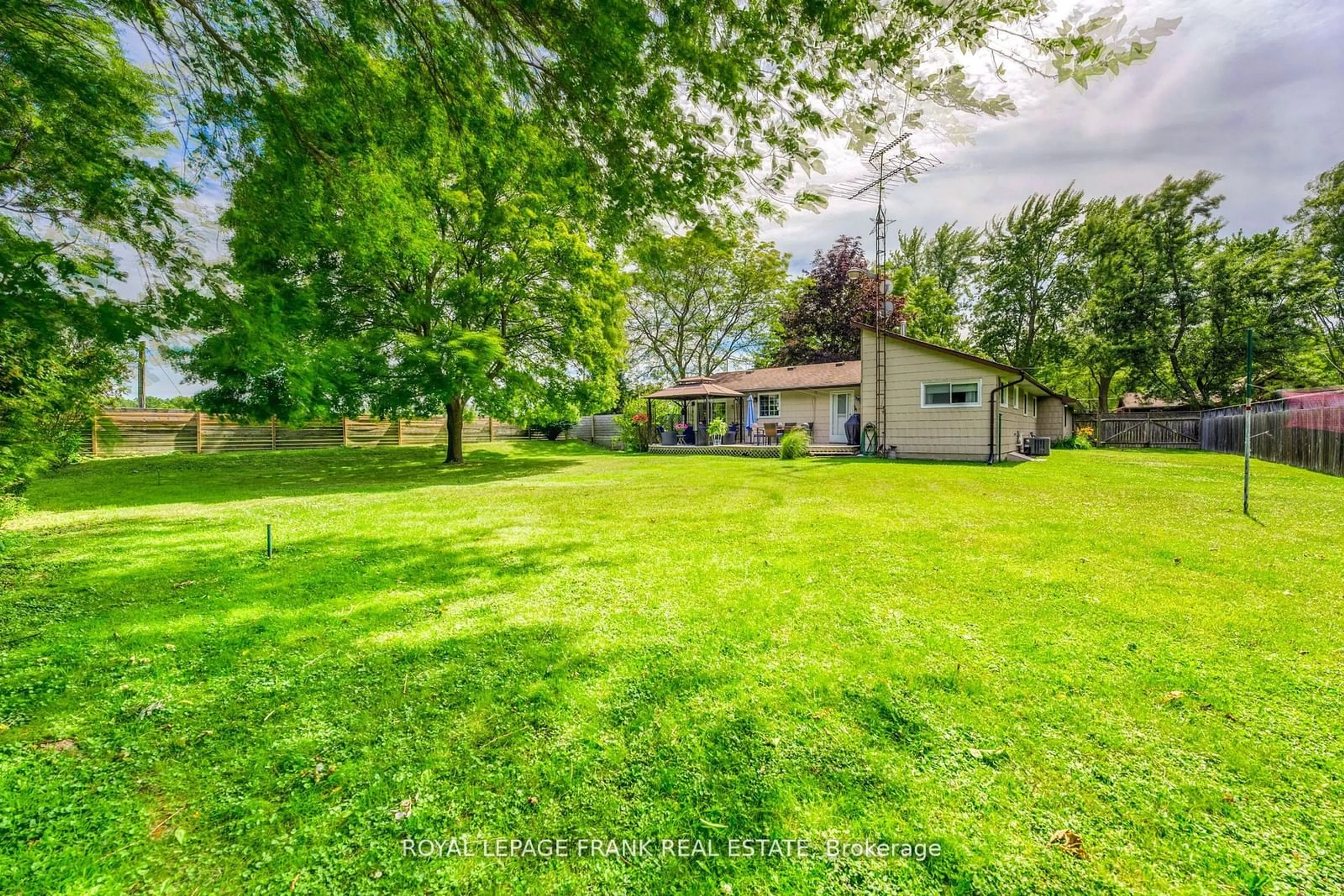 Cottage for 7808 Eleanor St, Plympton-Wyoming Ontario N0N 1J6