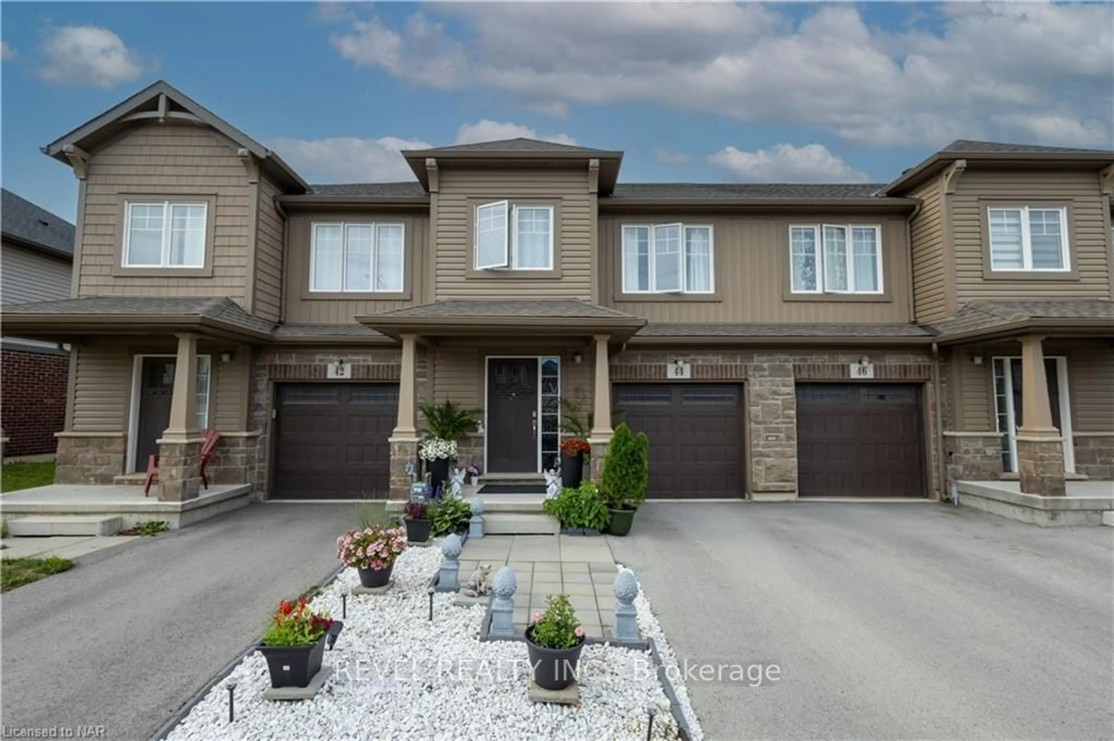 A pic from exterior of the house or condo for 44 Haney Dr, Thorold Ontario L2V 0G5