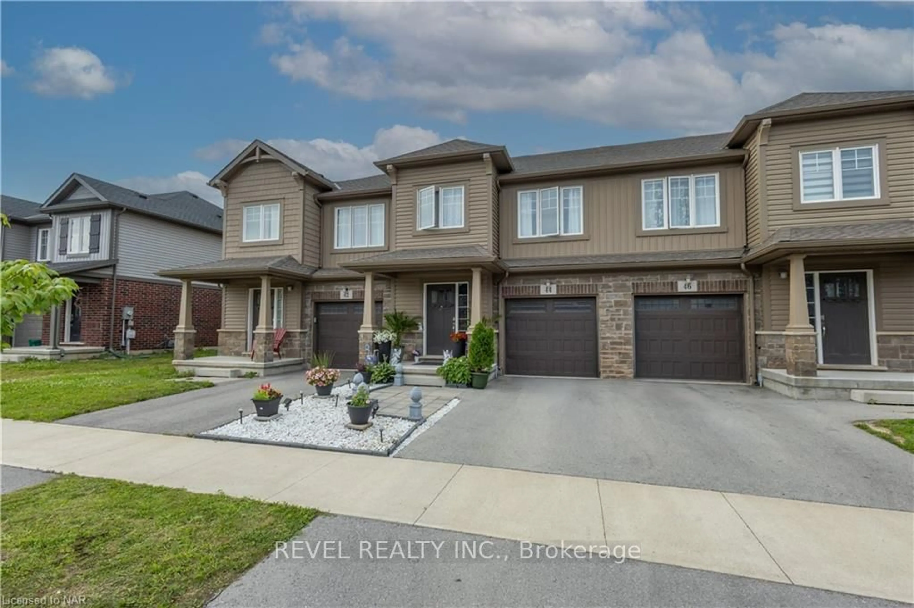 Frontside or backside of a home for 44 Haney Dr, Thorold Ontario L2V 0G5