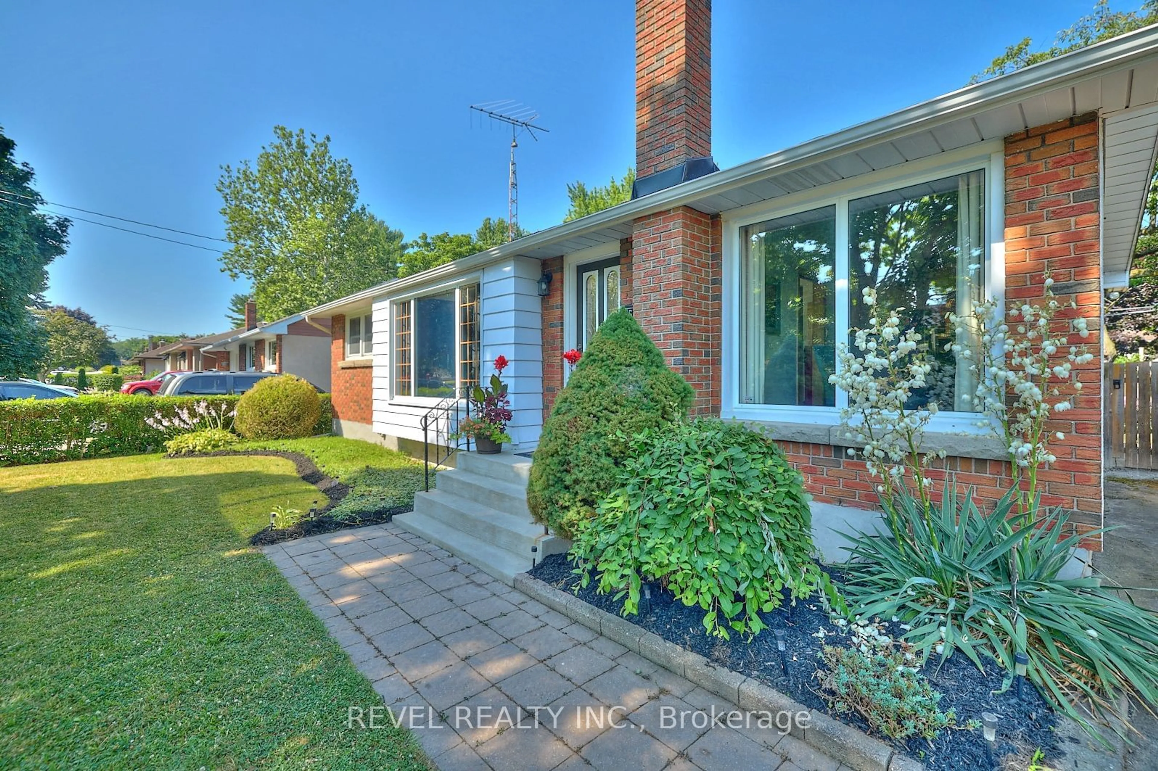 A pic from exterior of the house or condo for 51 Aquadale Dr, St. Catharines Ontario L2N 3R9