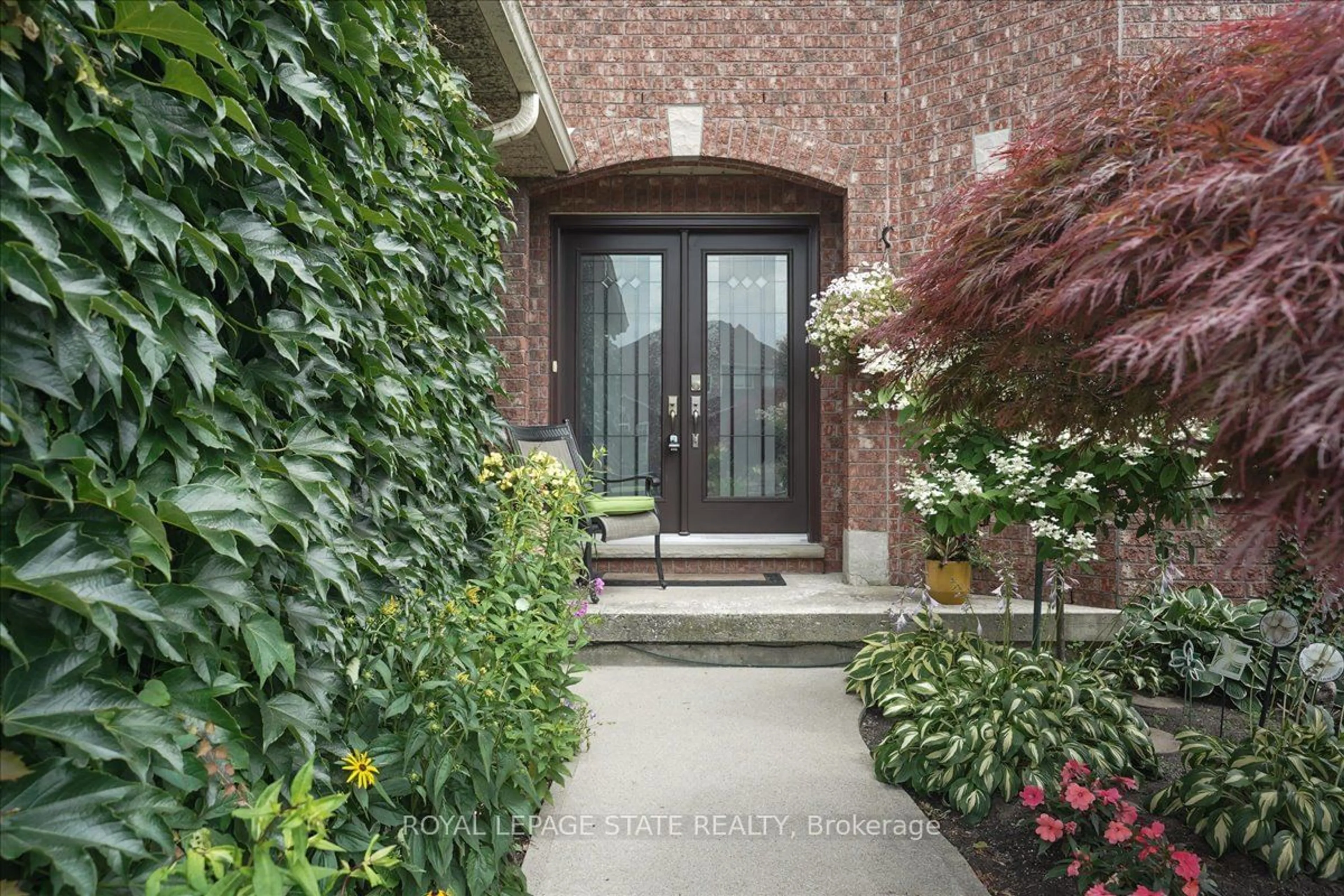 Indoor entryway, cement floor for 126 Gurnett Dr, Hamilton Ontario L9C 7N2