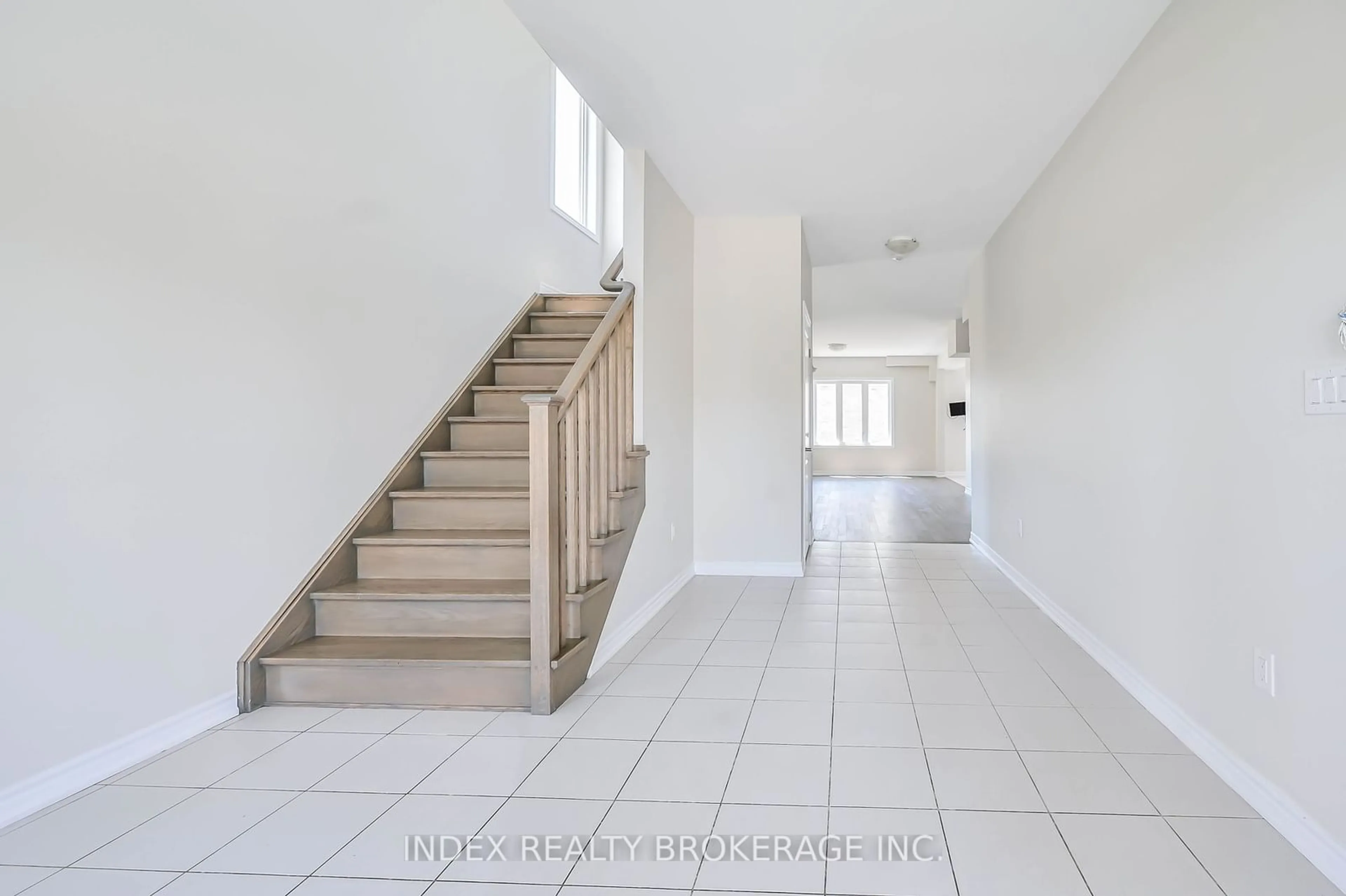 Indoor foyer for 214 Mccabe Ave, Welland Ontario L3B 0H6