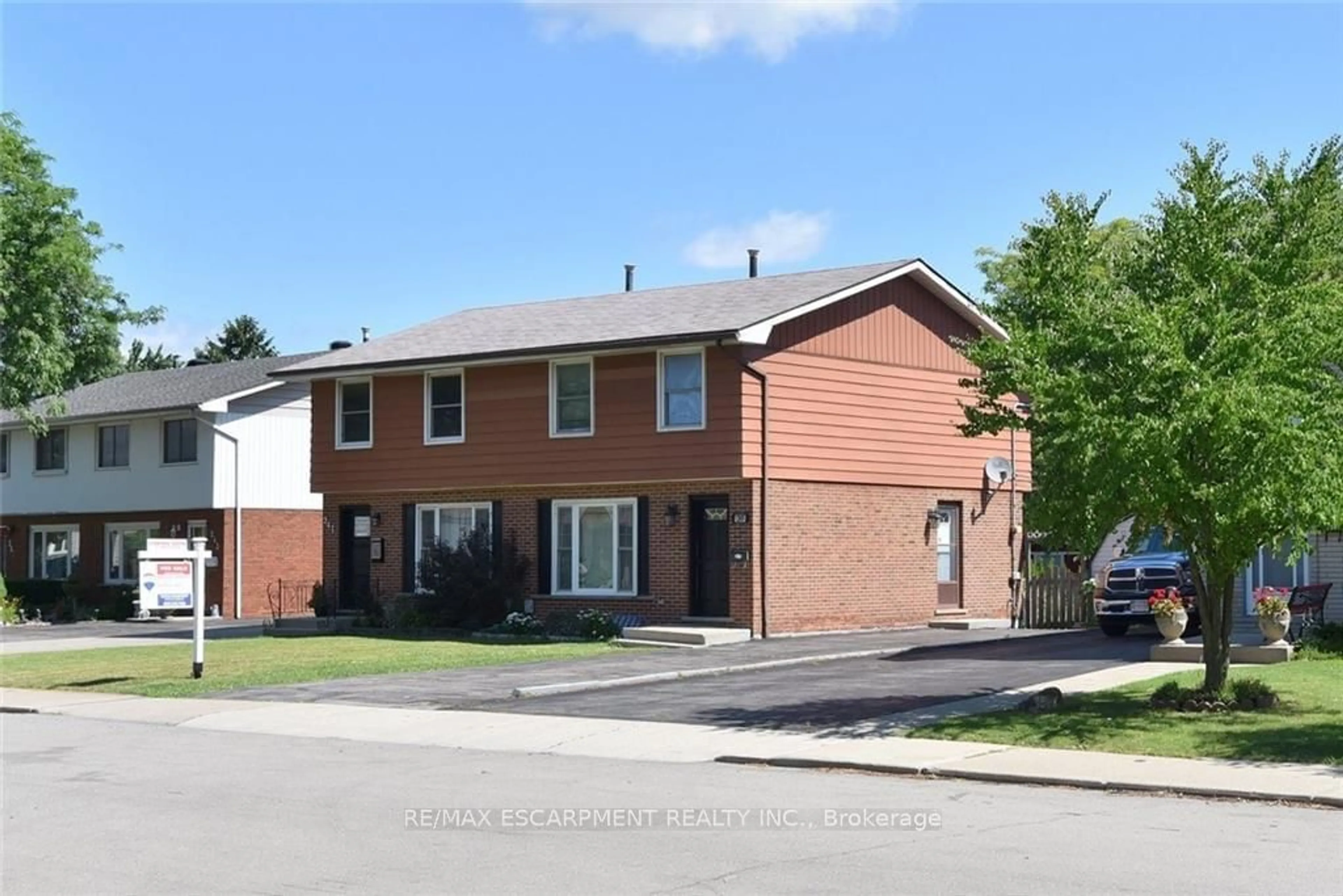 A pic from exterior of the house or condo for 249 St Andrews Dr, Hamilton Ontario L8K 5K2