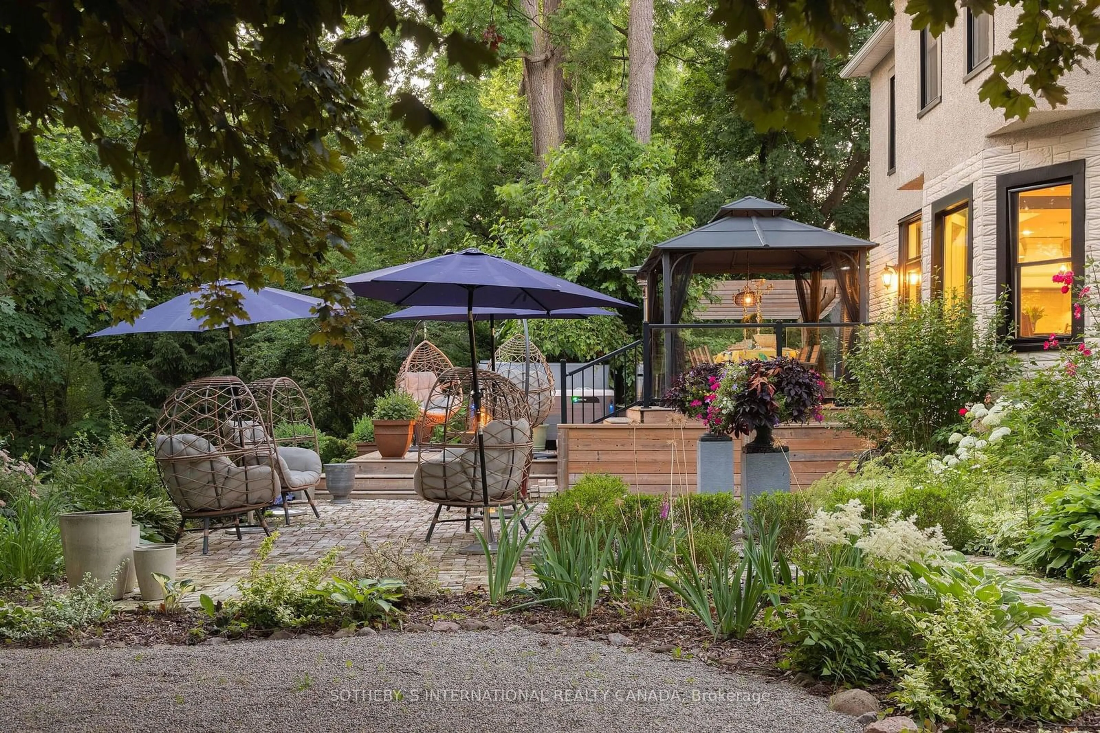 Patio, street for 1354 York Rd, Niagara-on-the-Lake Ontario L0S 1P0