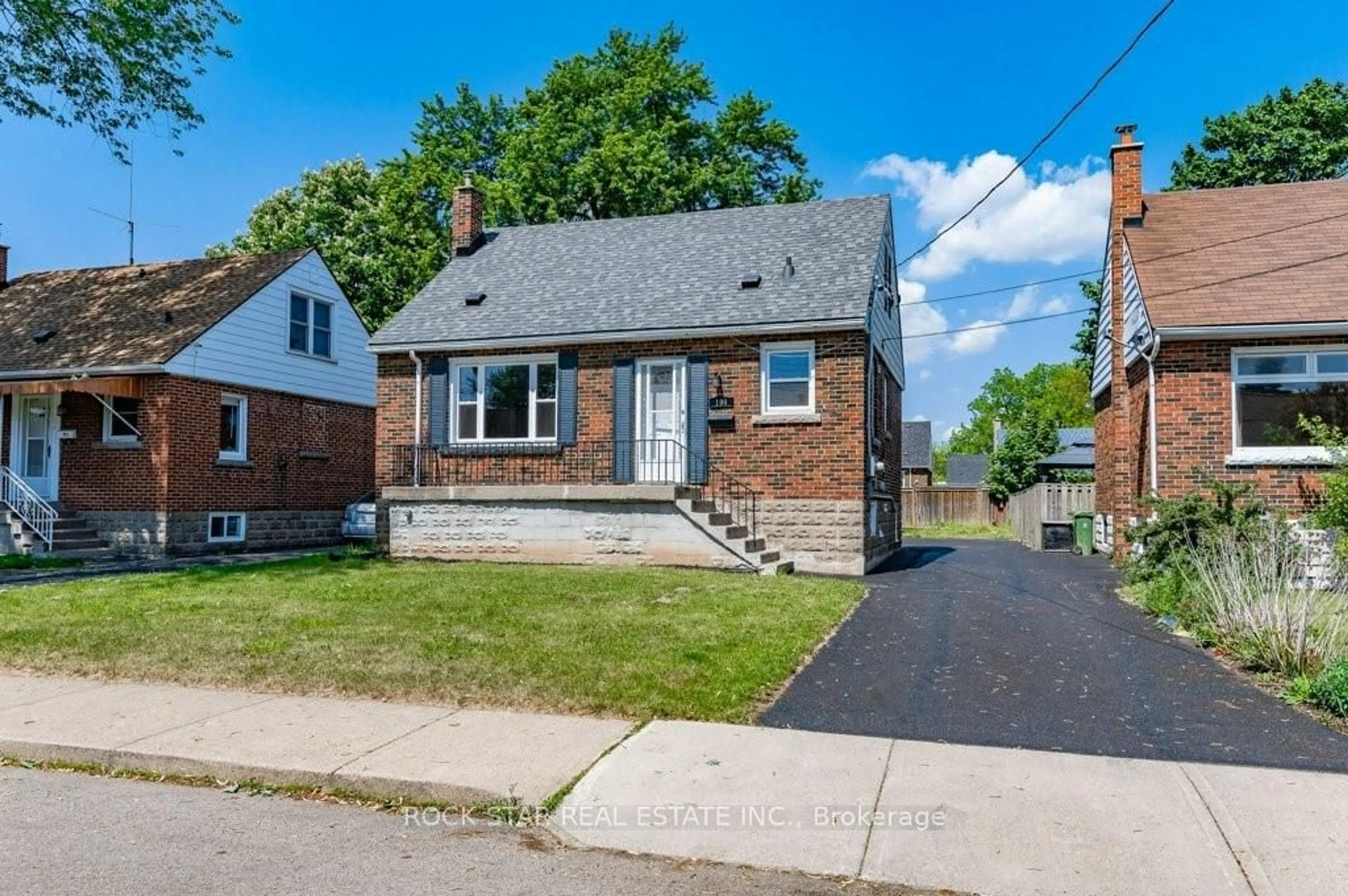 Frontside or backside of a home for 194 East 12th St, Hamilton Ontario L9A 3X6