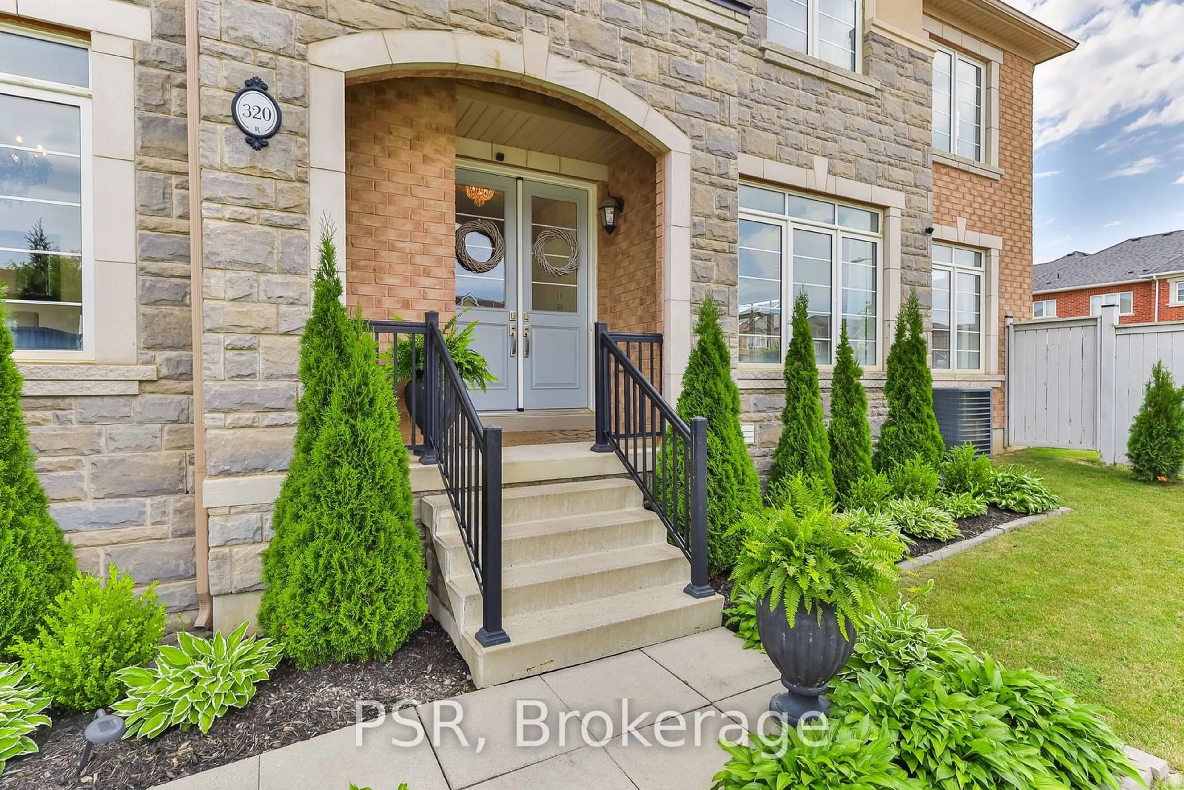 Indoor entryway for 320 Raymond Rd, Hamilton Ontario L9K 0J8