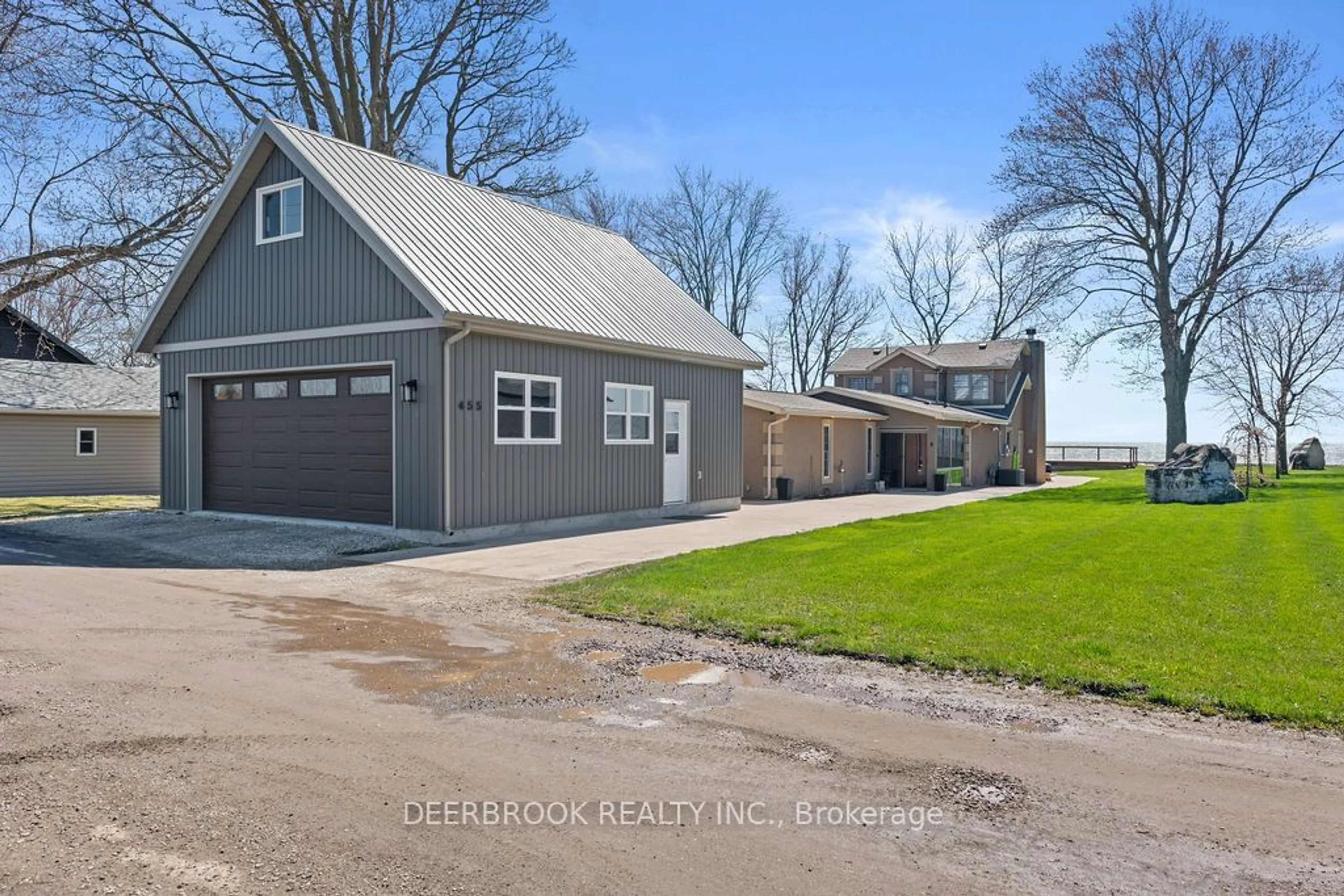 Indoor garage for 455 Lake Crest Crt, Essex Ontario N0R 1G0