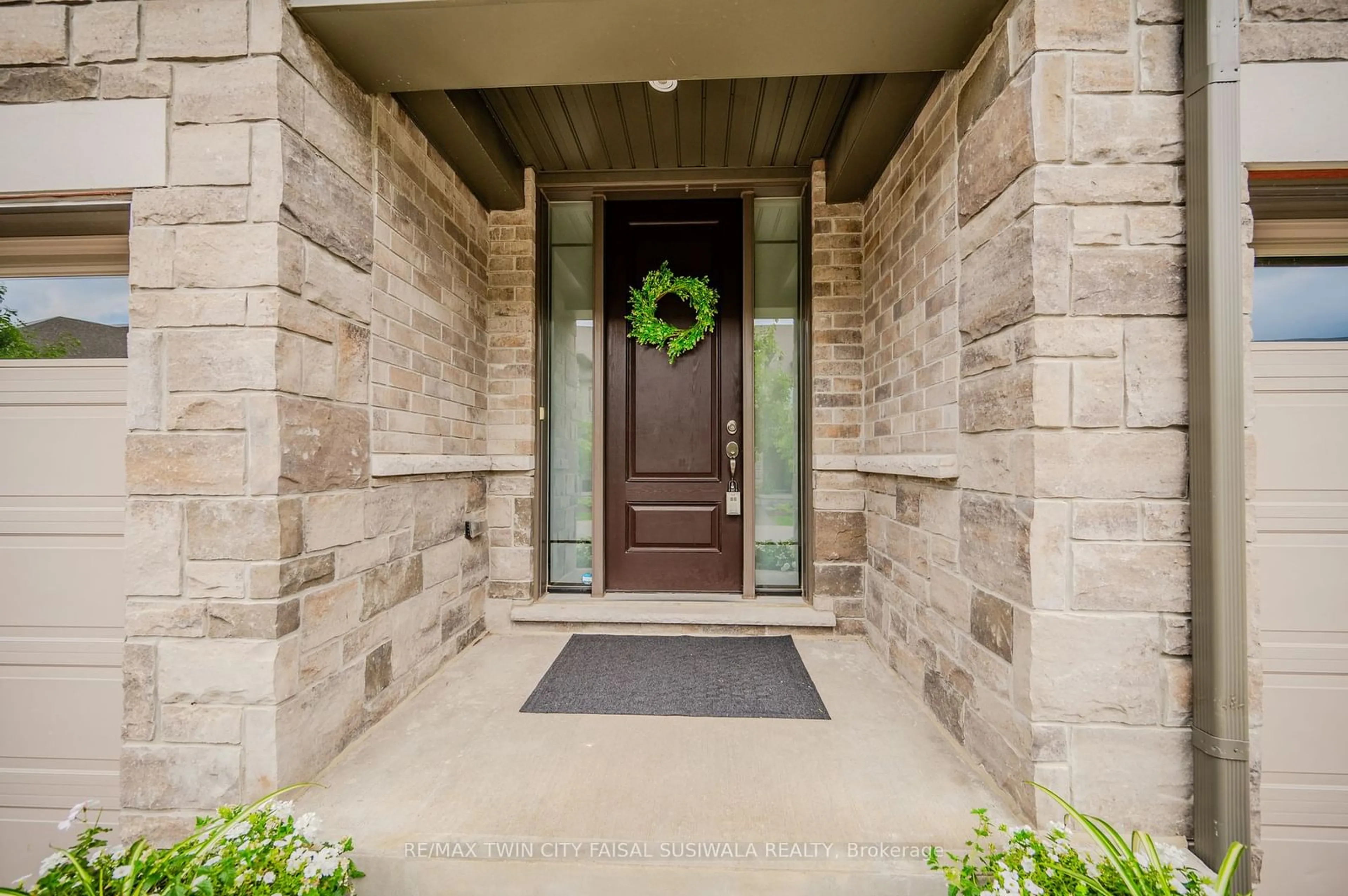 Indoor entryway for 243 Grey Silo Rd #22, Waterloo Ontario N2K 0B9