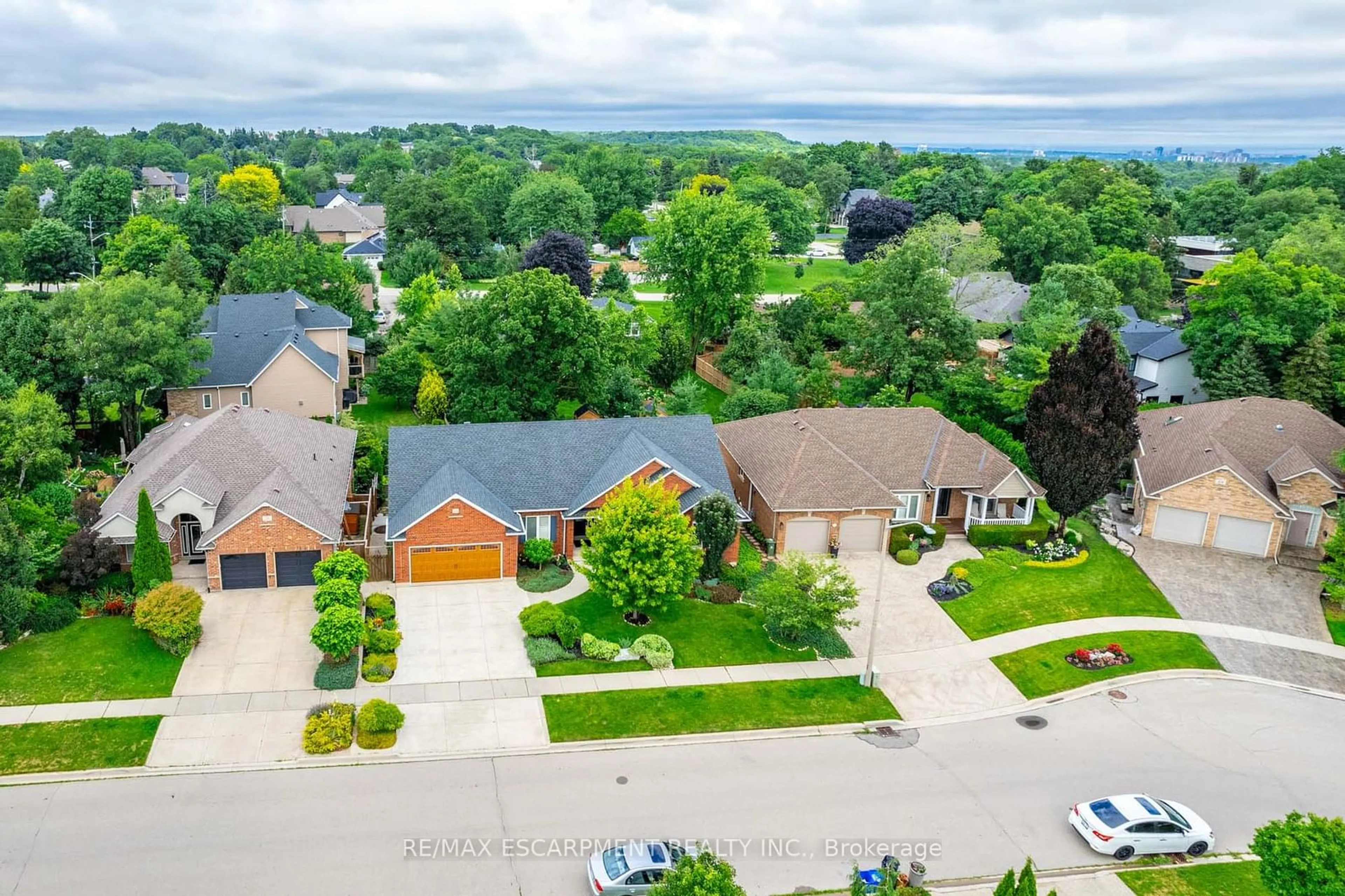 Frontside or backside of a home for 52 Waterwheel Cres, Hamilton Ontario L9H 7B7