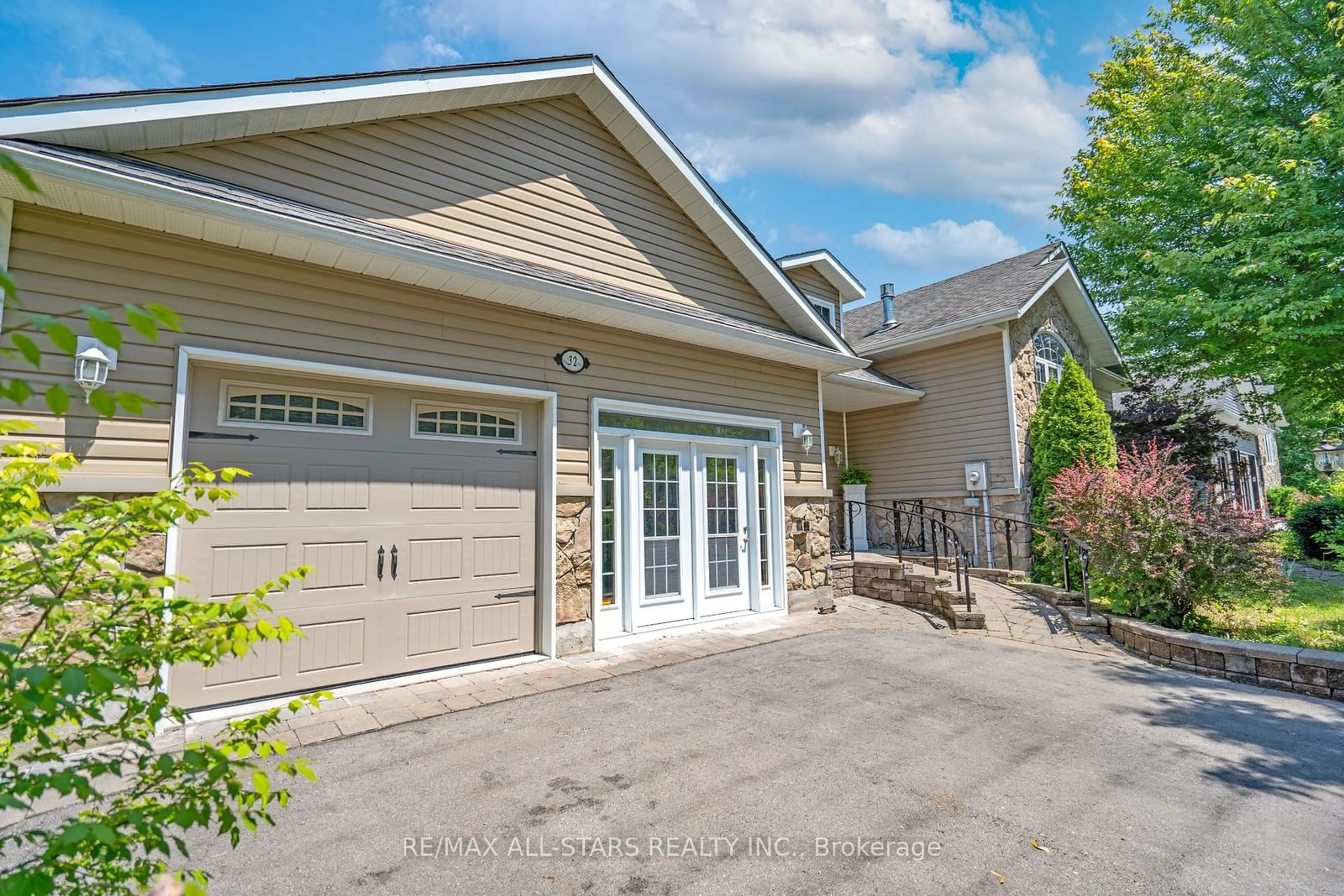 Frontside or backside of a home for 32 Oakdene Cres, Kawartha Lakes Ontario K0M 2C0