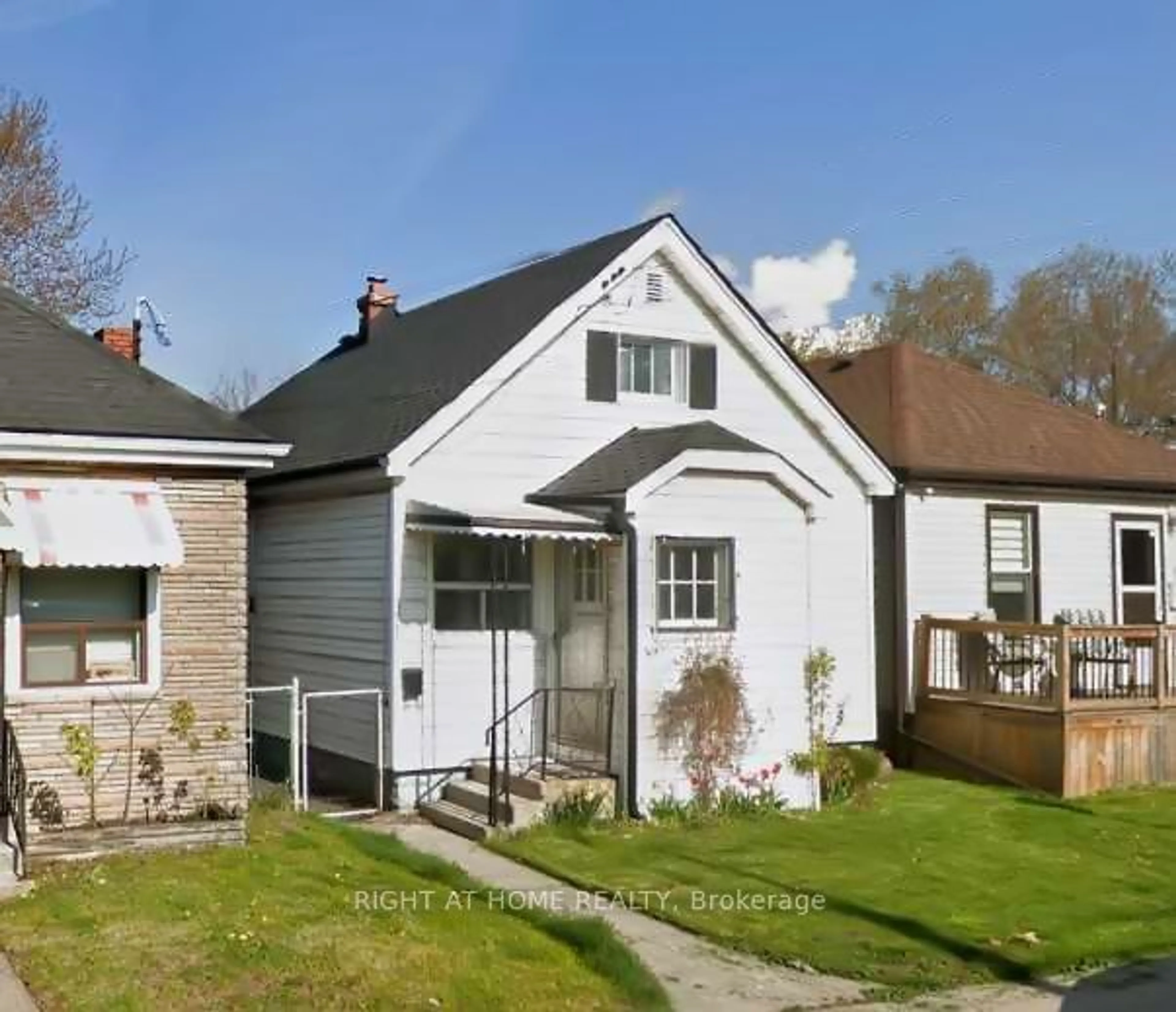 Frontside or backside of a home for 381 Cope St, Hamilton Ontario L8H 5C2