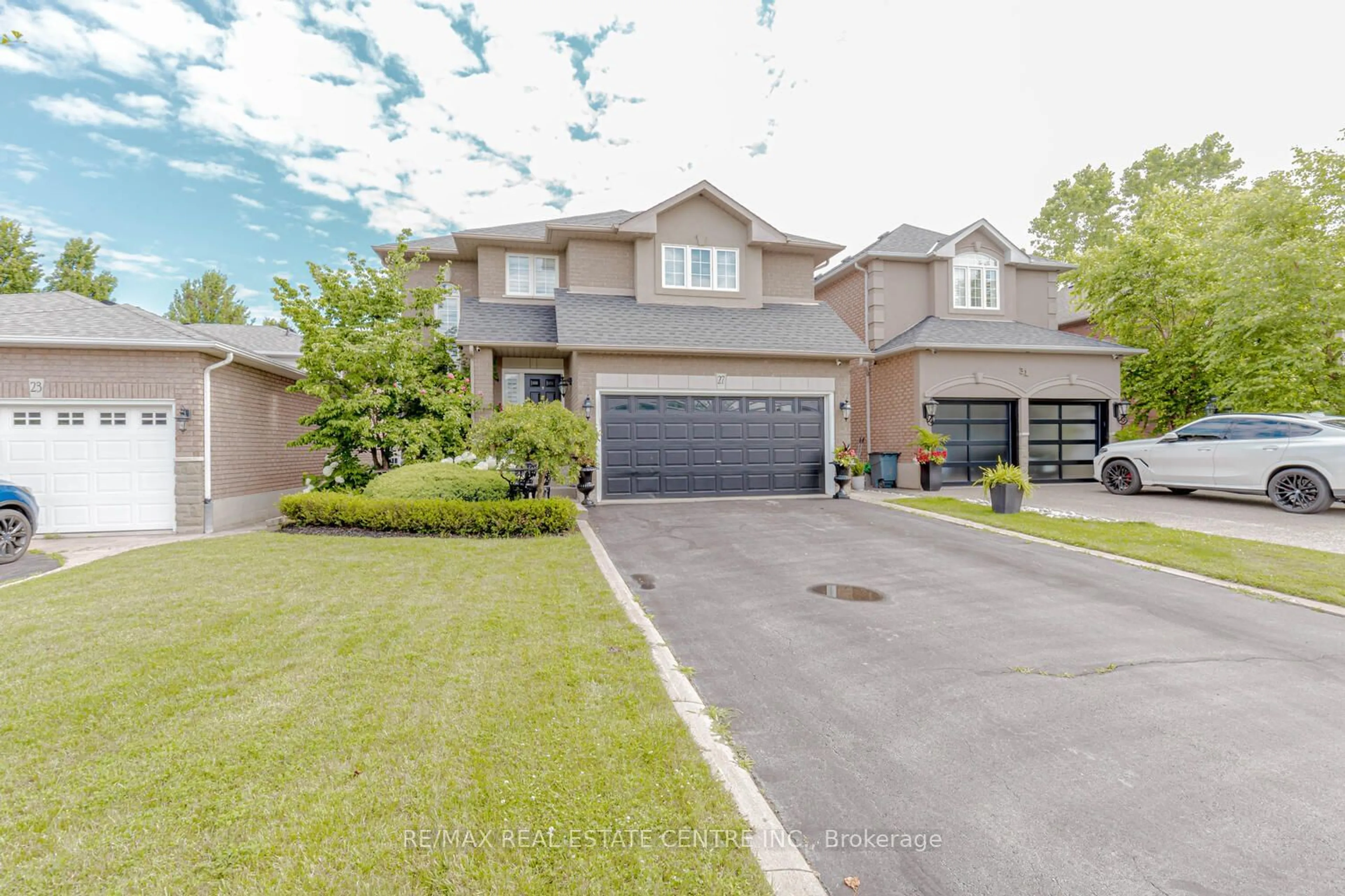 Frontside or backside of a home for 27 Naomi Crt, Hamilton Ontario L9G 5E4