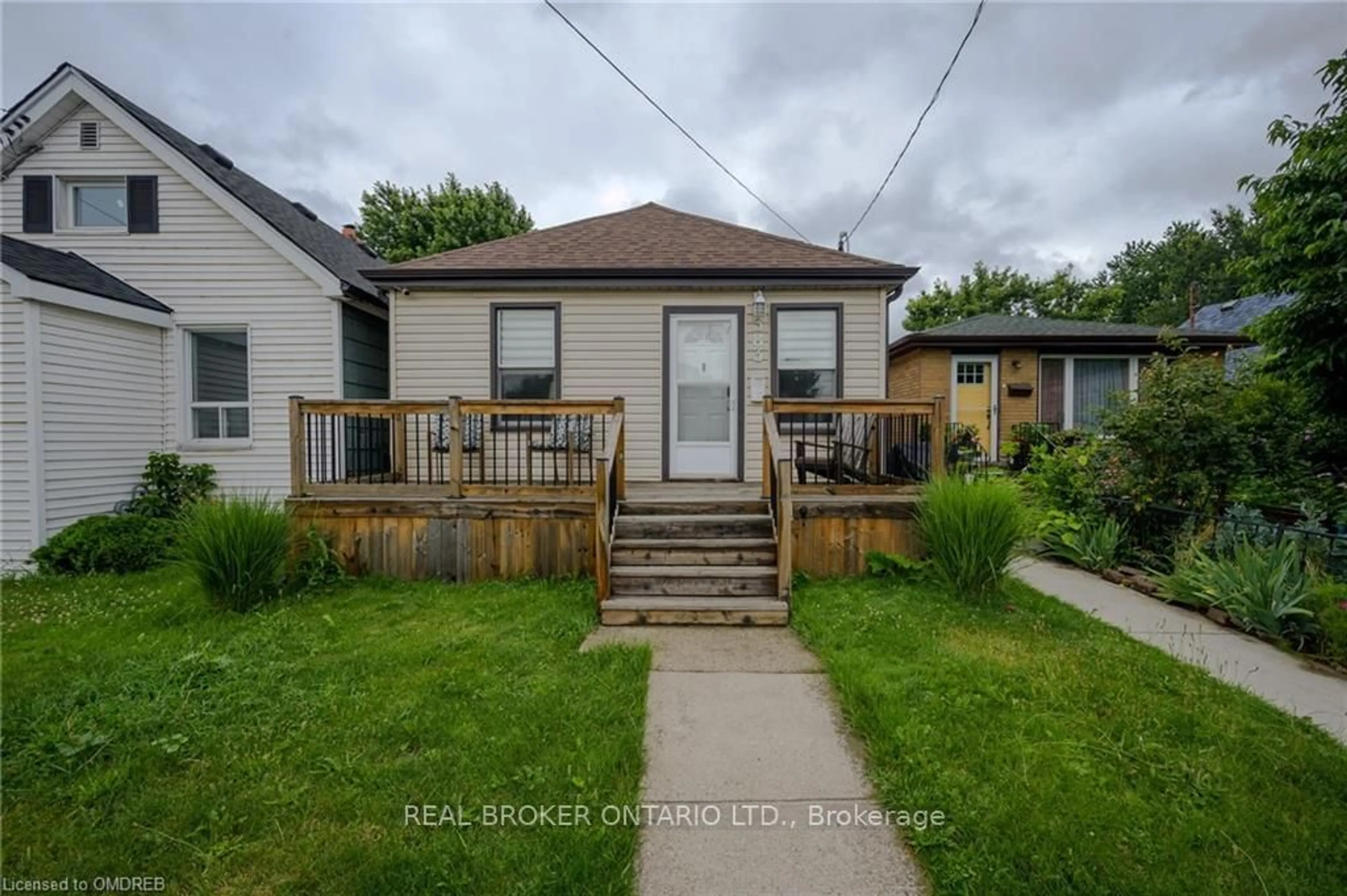 Frontside or backside of a home for 383 Cope St, Hamilton Ontario L8H 5C2
