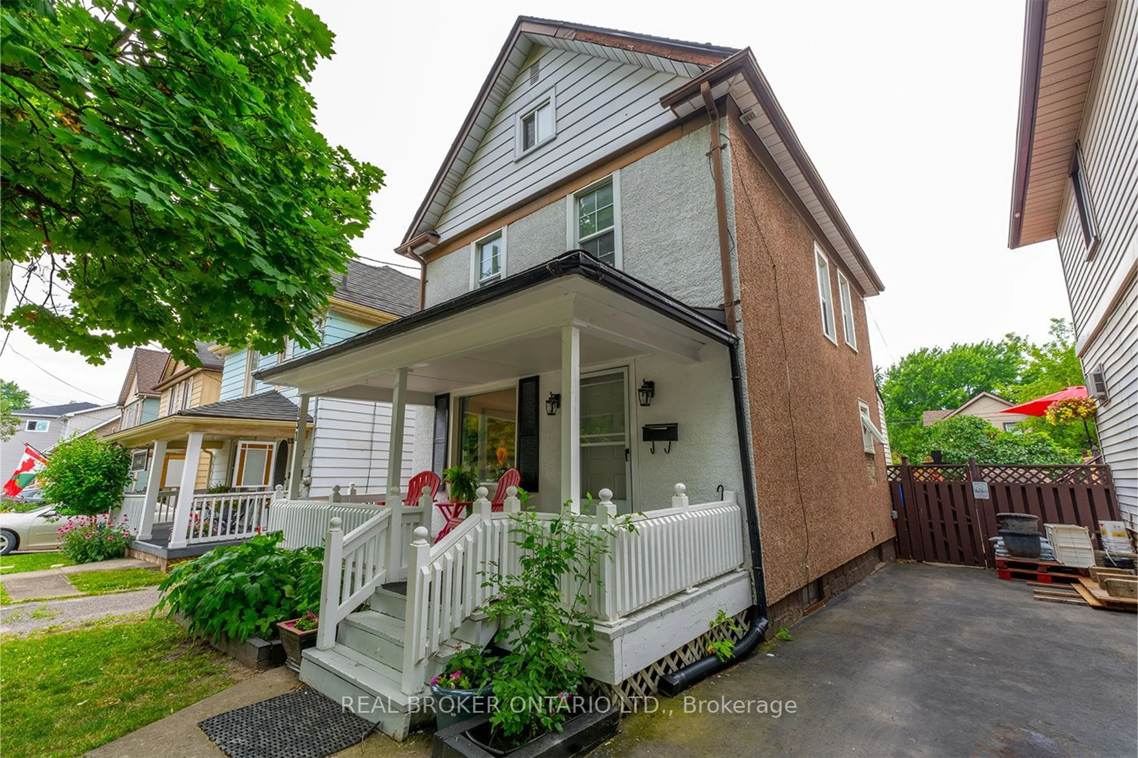 Frontside or backside of a home for 131 Ross St, Welland Ontario L3B 2M8