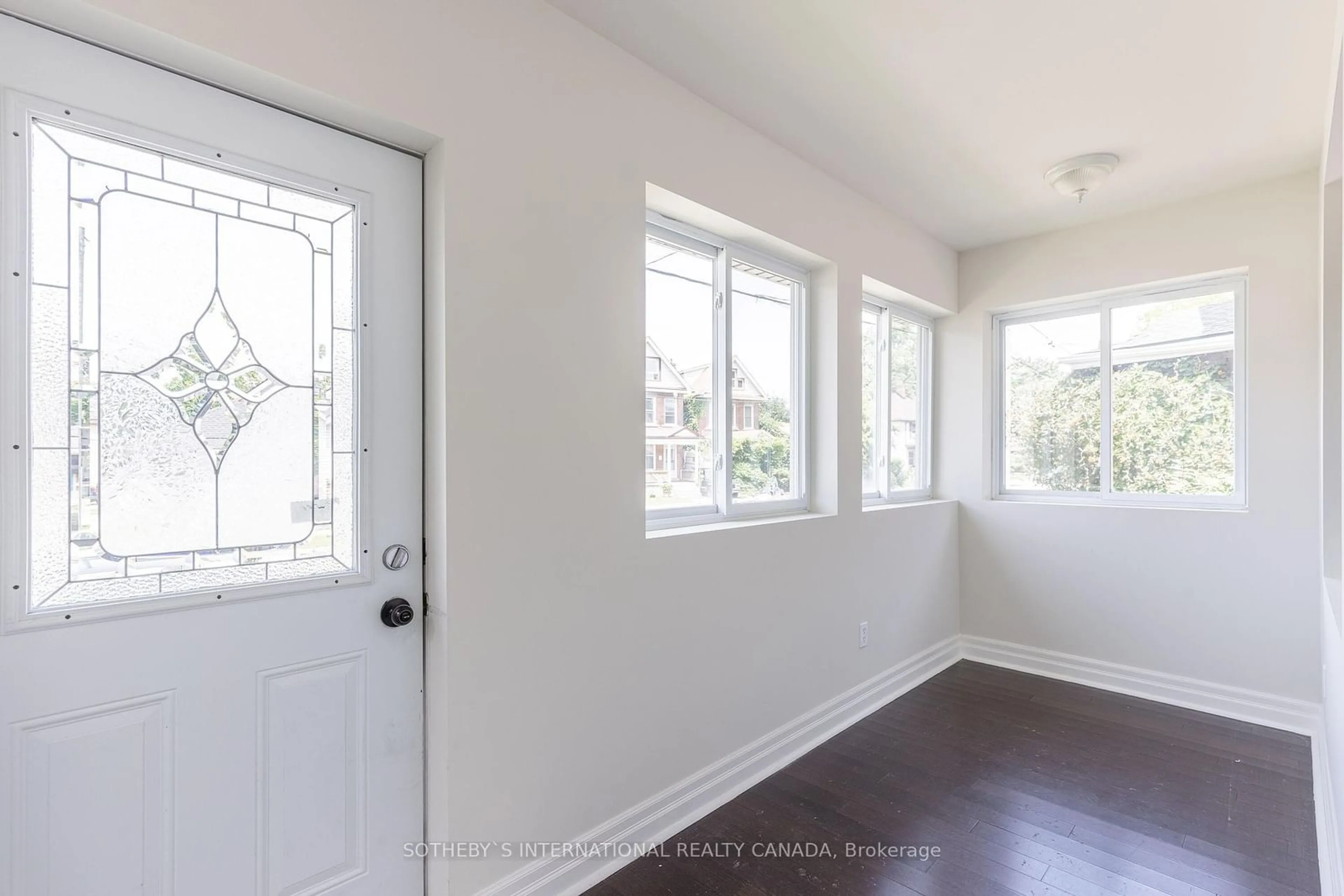 Indoor entryway for 150 Welland Ave, St. Catharines Ontario L2R 2N6