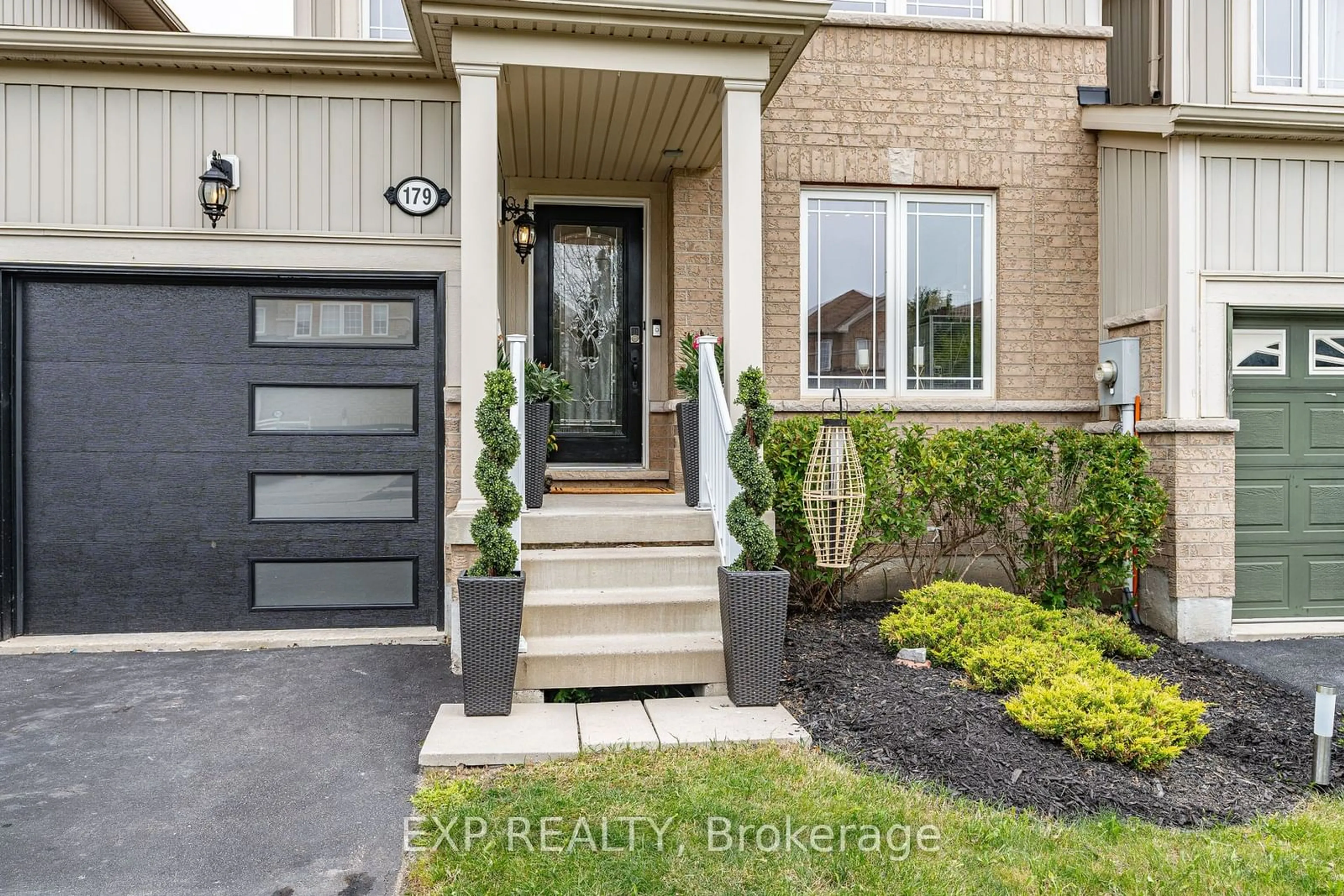 Indoor entryway for 179 Thomas Ave, Brantford Ontario N3S 0E2