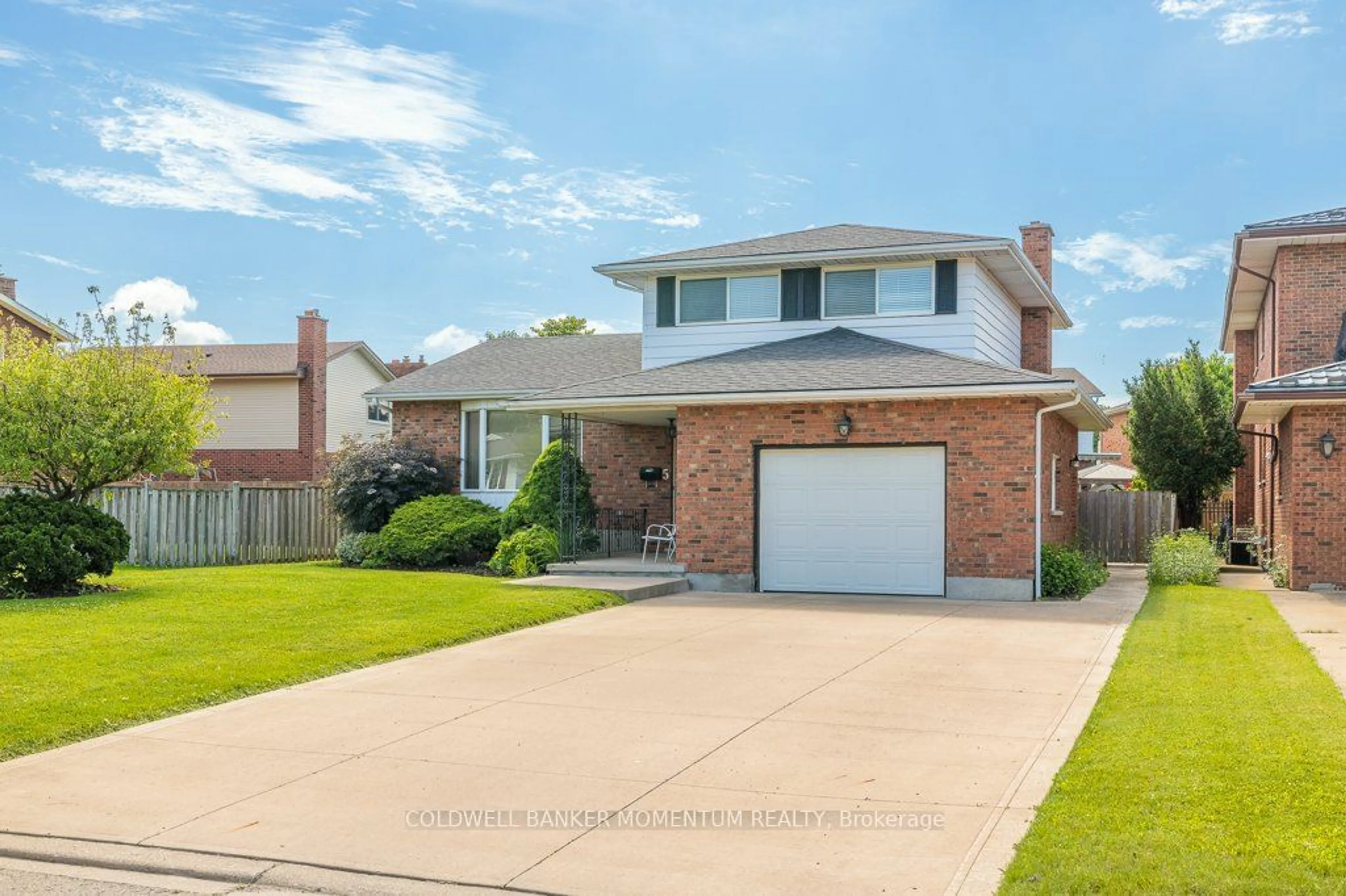 Frontside or backside of a home, the street view for 5 Mowat Cres, Thorold Ontario L2V 4C5