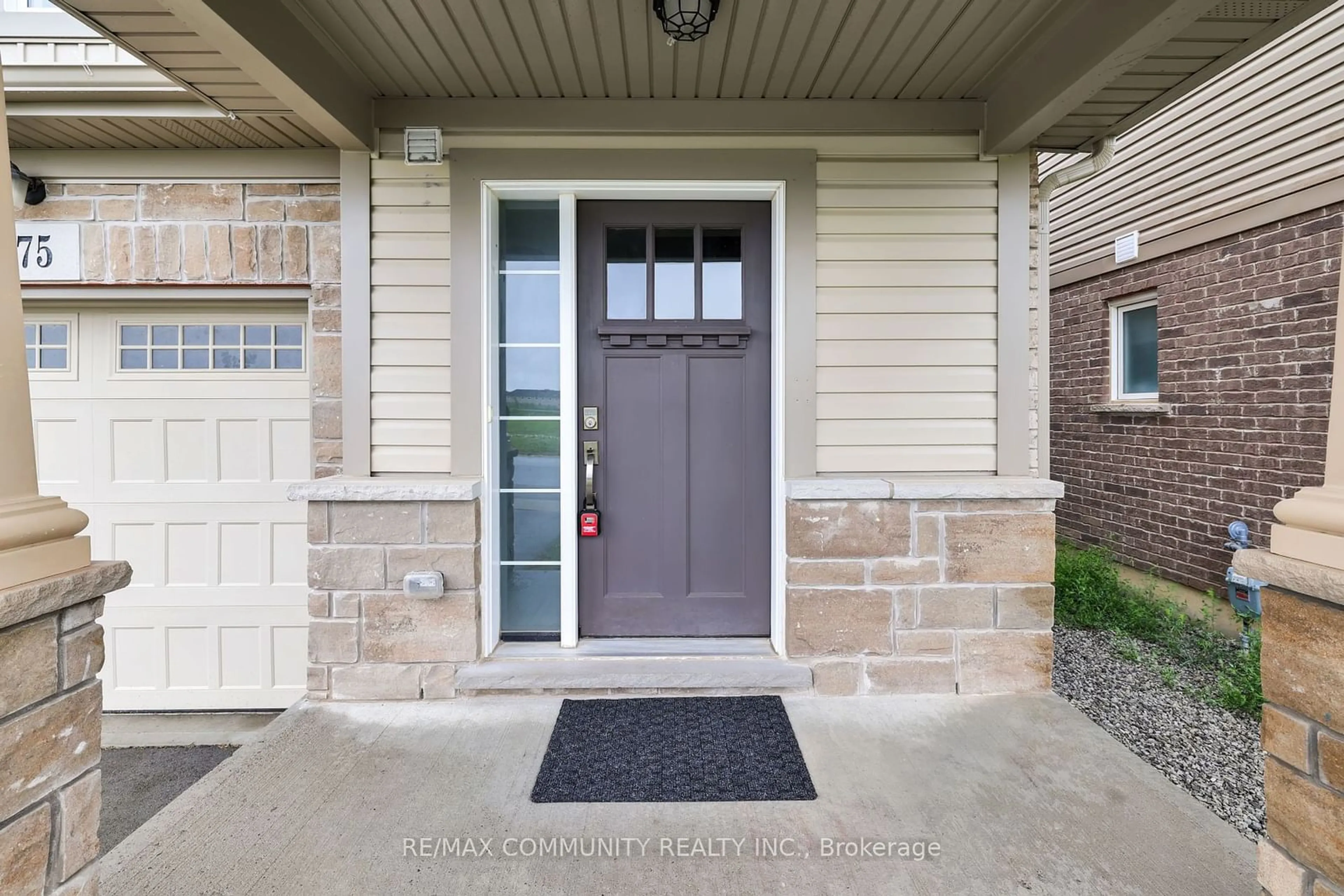 Indoor entryway for 75 Heron St, Welland Ontario L3C 0E6