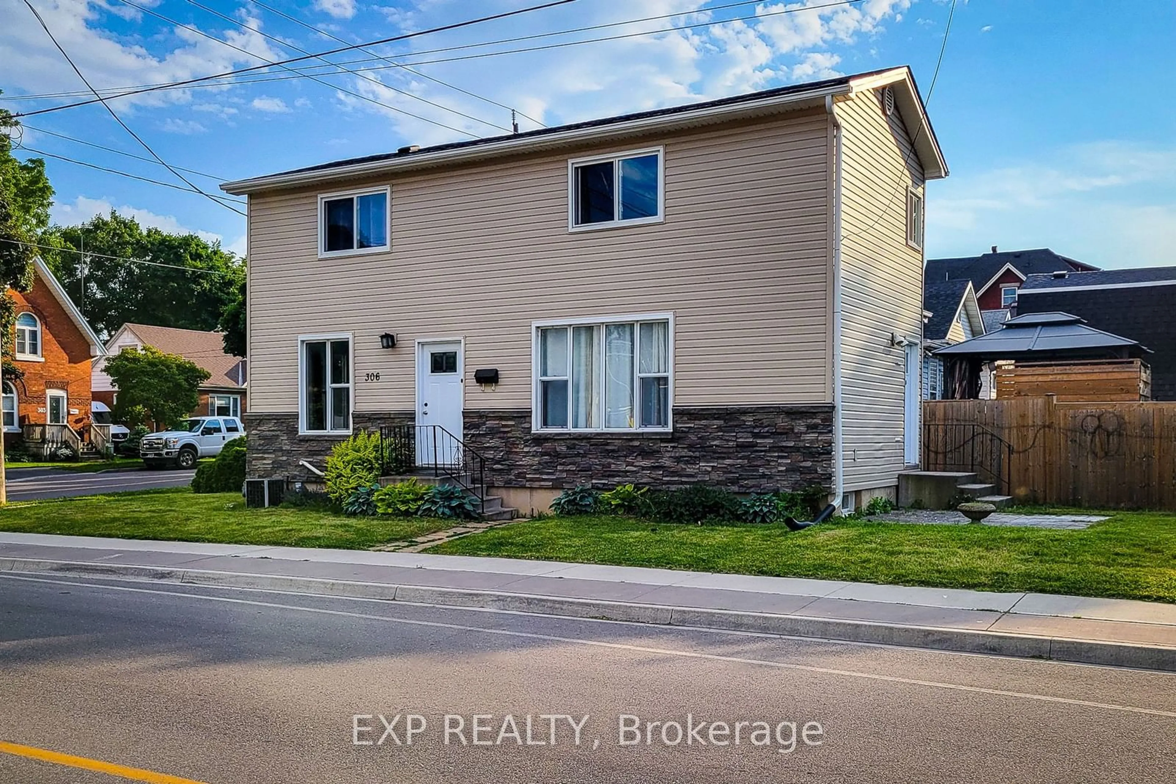 Frontside or backside of a home for 306 Darling St, Brantford Ontario N3S 3X8