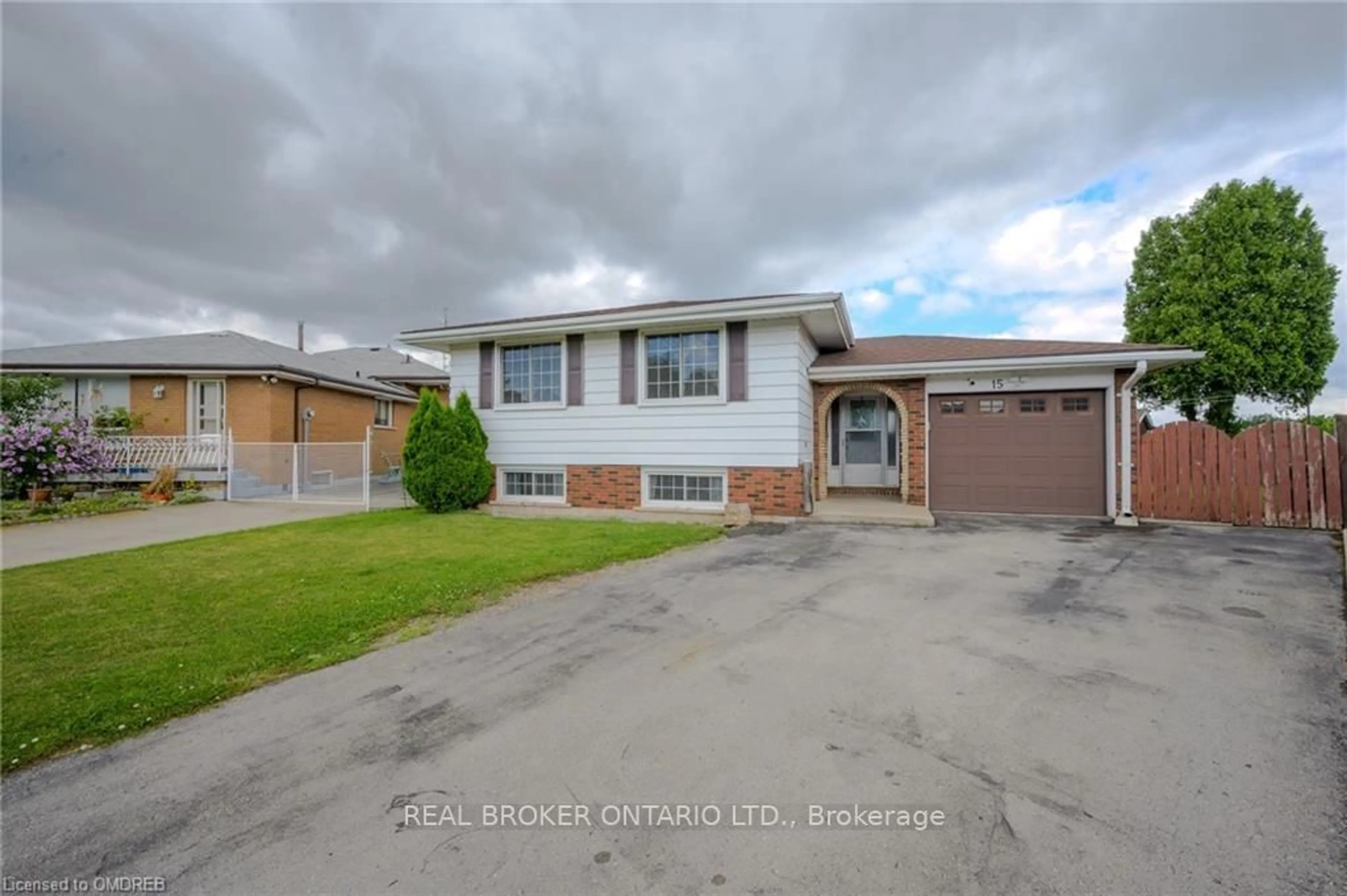 Frontside or backside of a home for 15 Ilford Crt, Hamilton Ontario L8E 1B4
