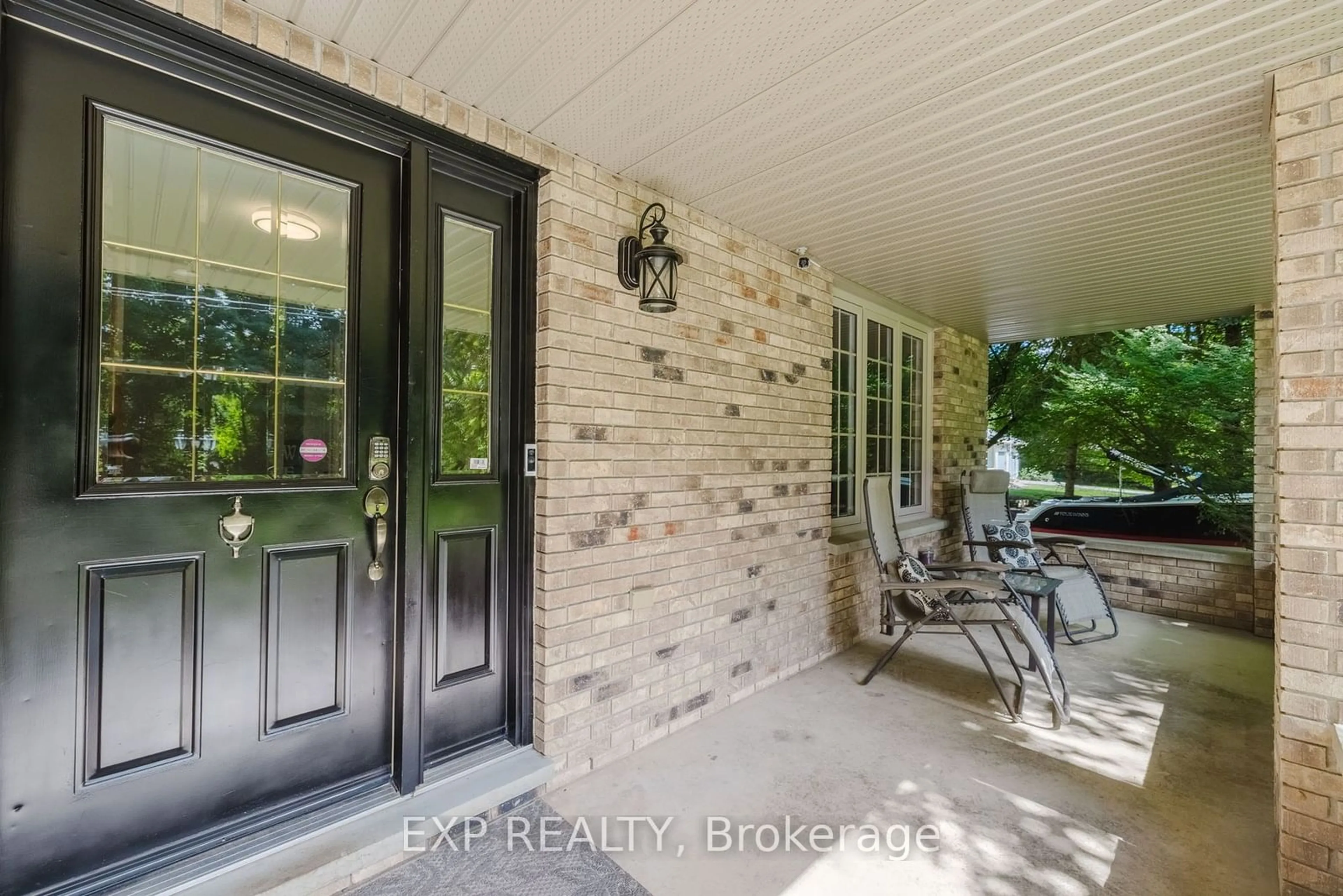 Indoor entryway for 190 Quaker Lane, Middlesex Centre Ontario N0M 2A0