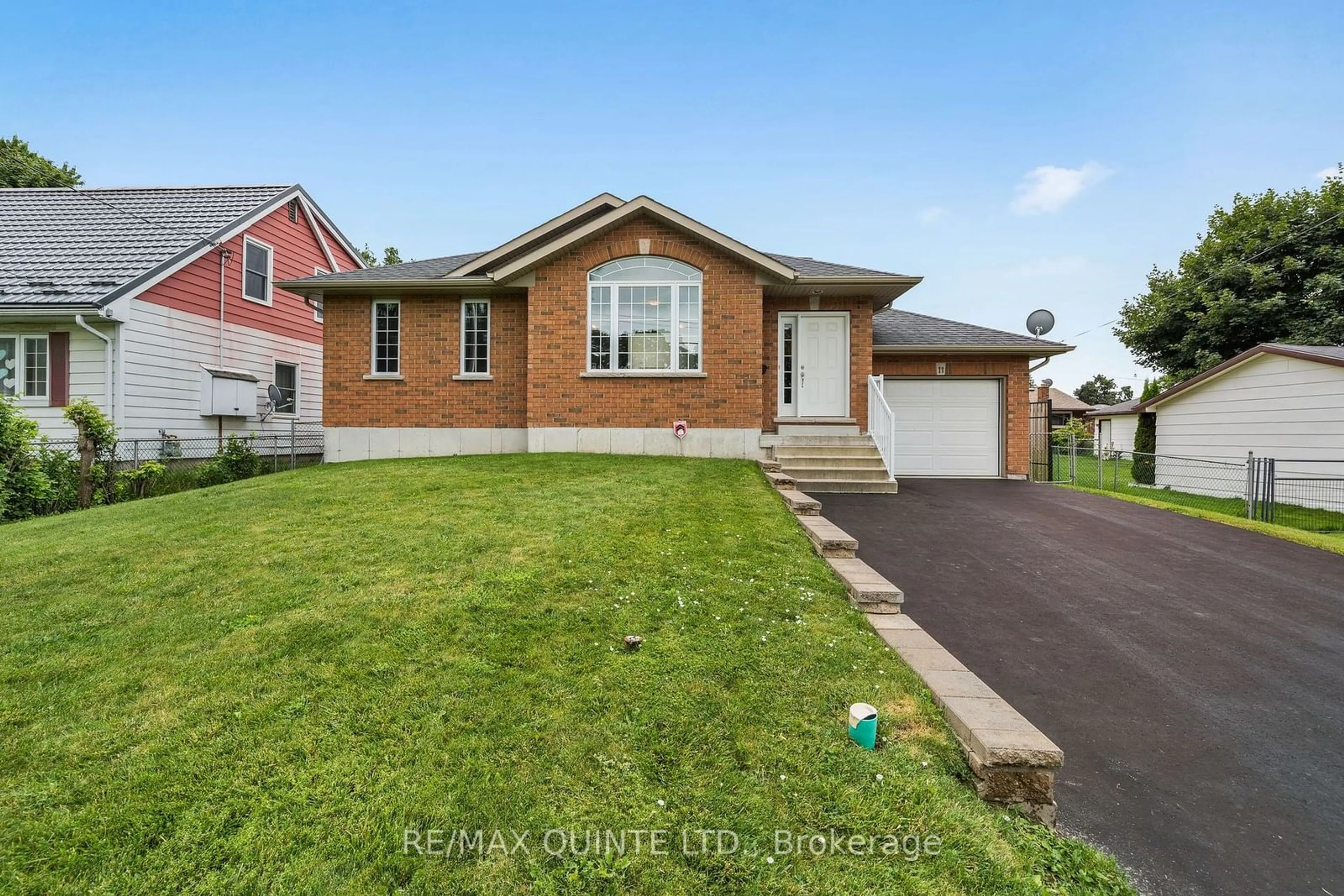 Frontside or backside of a home for 11 North Park Gdns, Belleville Ontario K8P 2L9