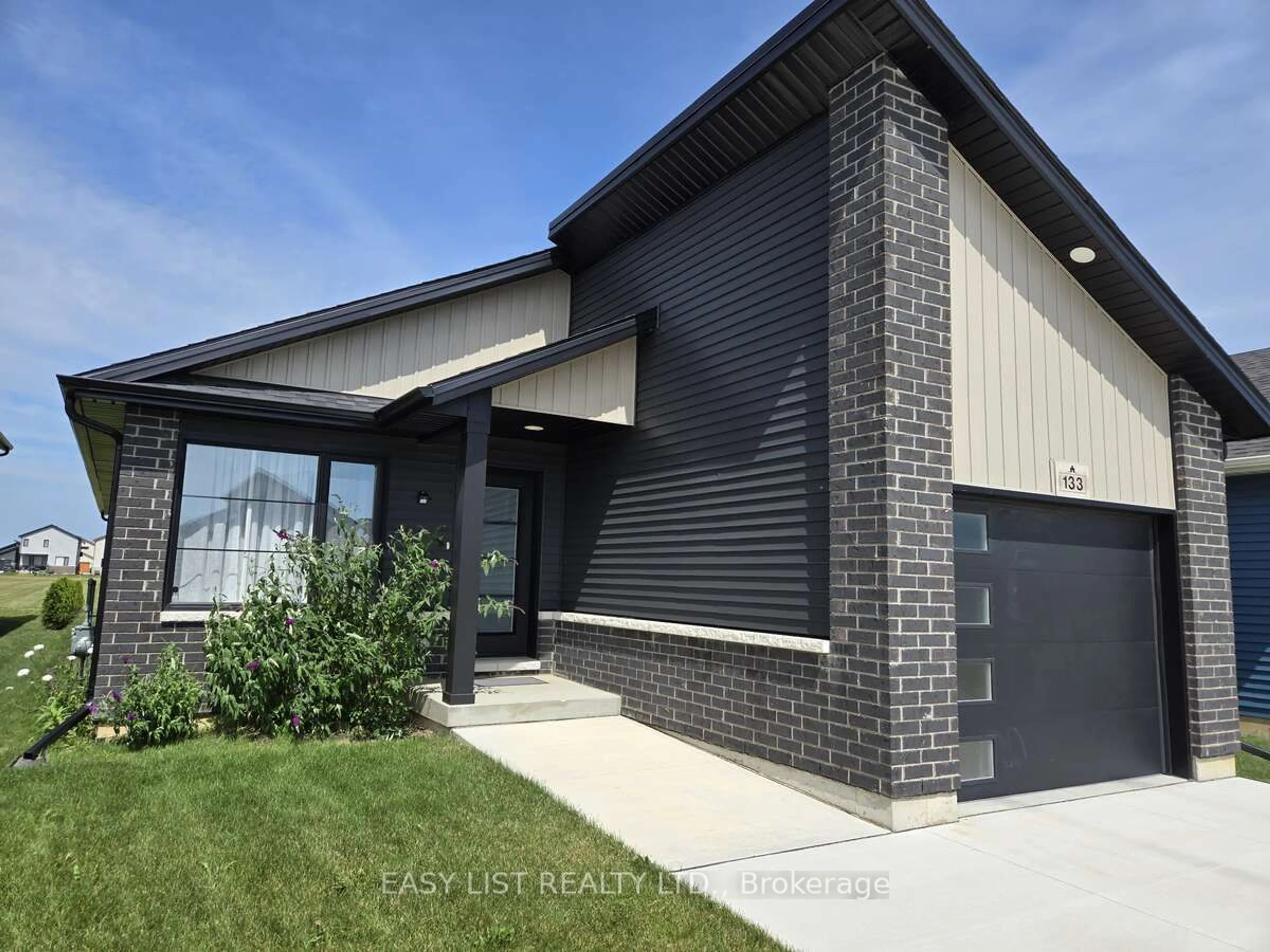 Home with brick exterior material for 133 Arrowhead Lane, Chatham-Kent Ontario N7M 0T2