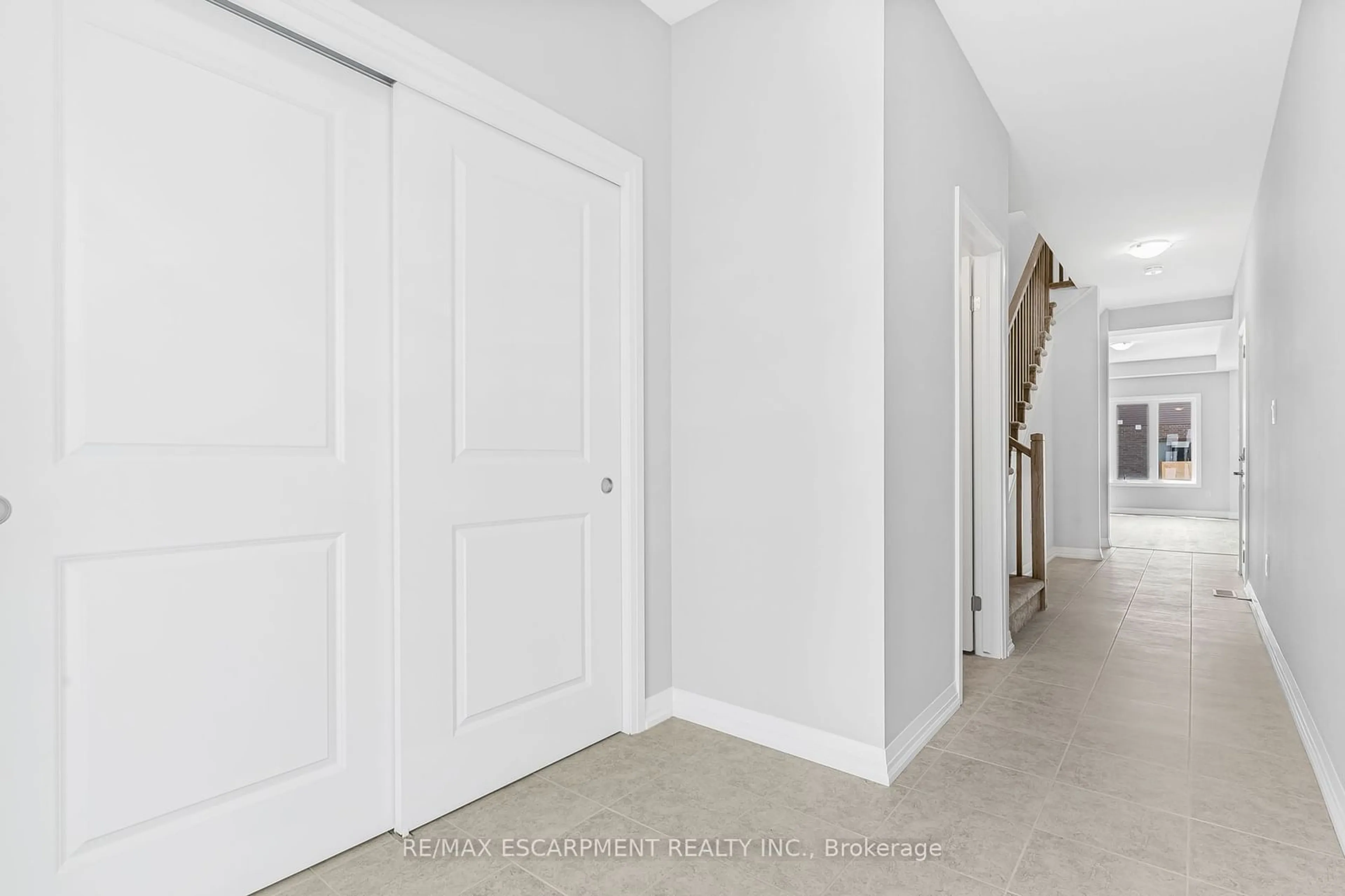 Indoor entryway for 74 William St, Pelham Ontario L0S 1E1