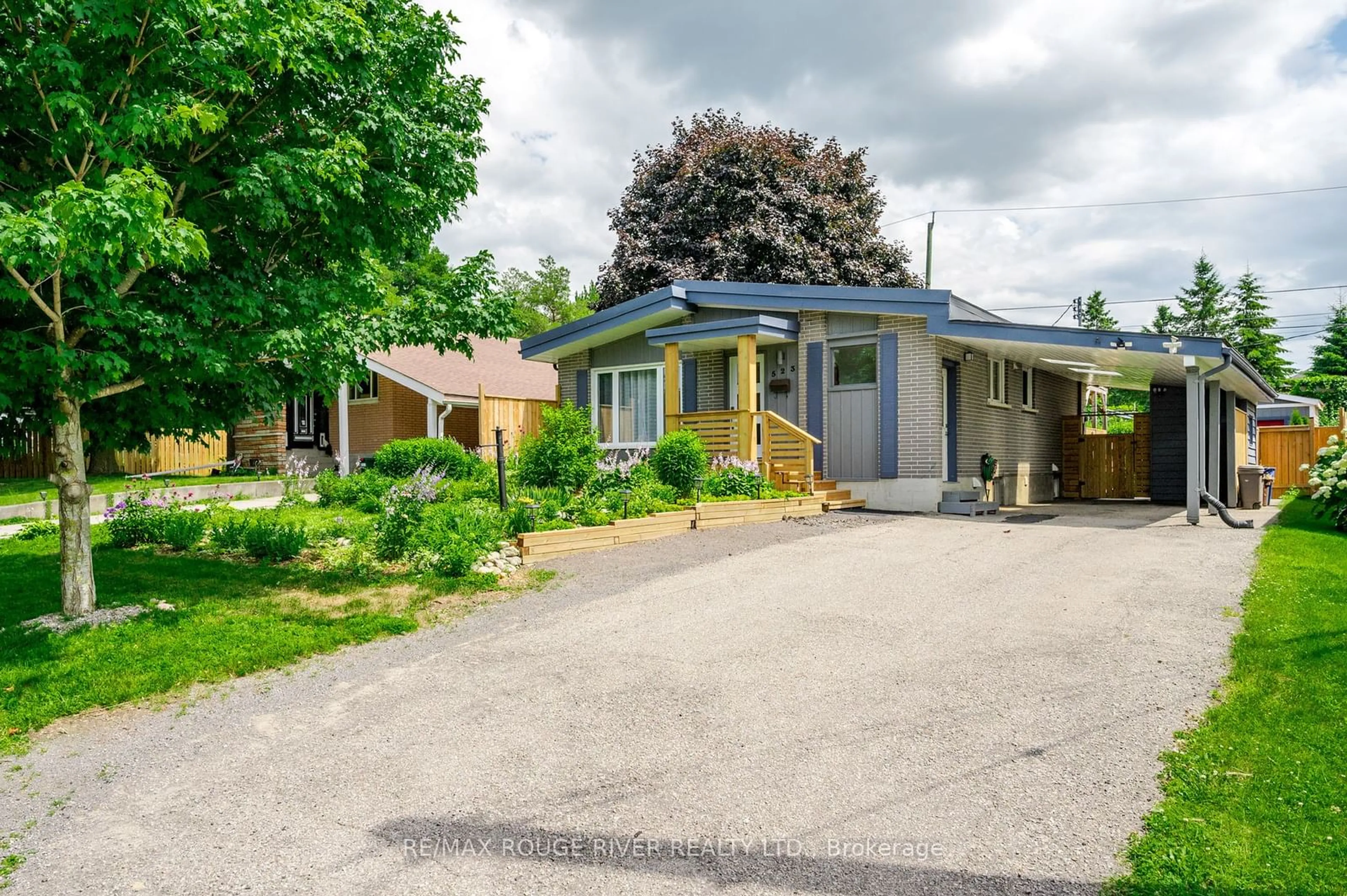 Frontside or backside of a home for 523 Raymond St, Peterborough Ontario K9H 5M7