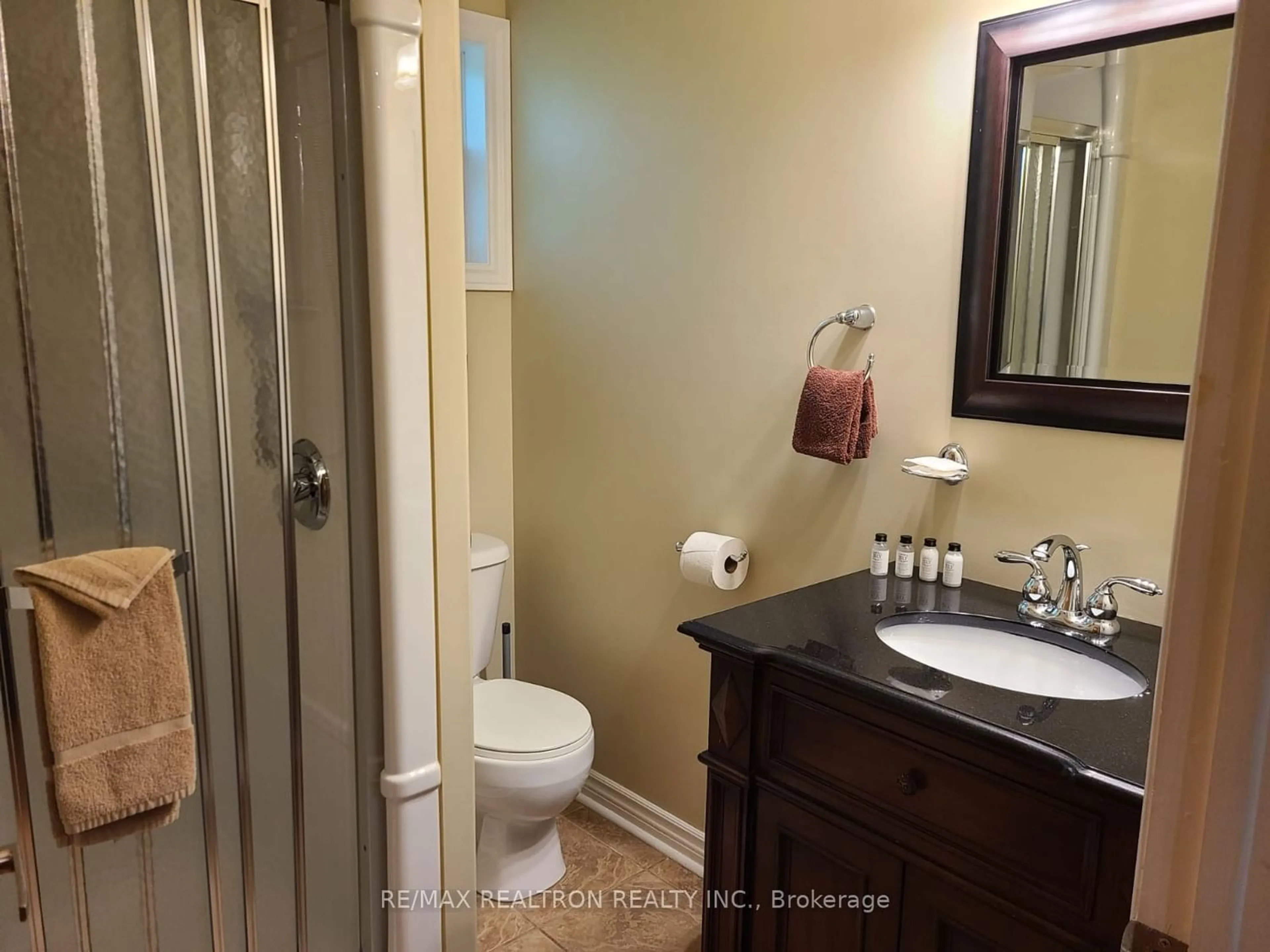 Standard bathroom for 1052 Rat Bay Rd #103-4, Lake of Bays Ontario P1H 2J6