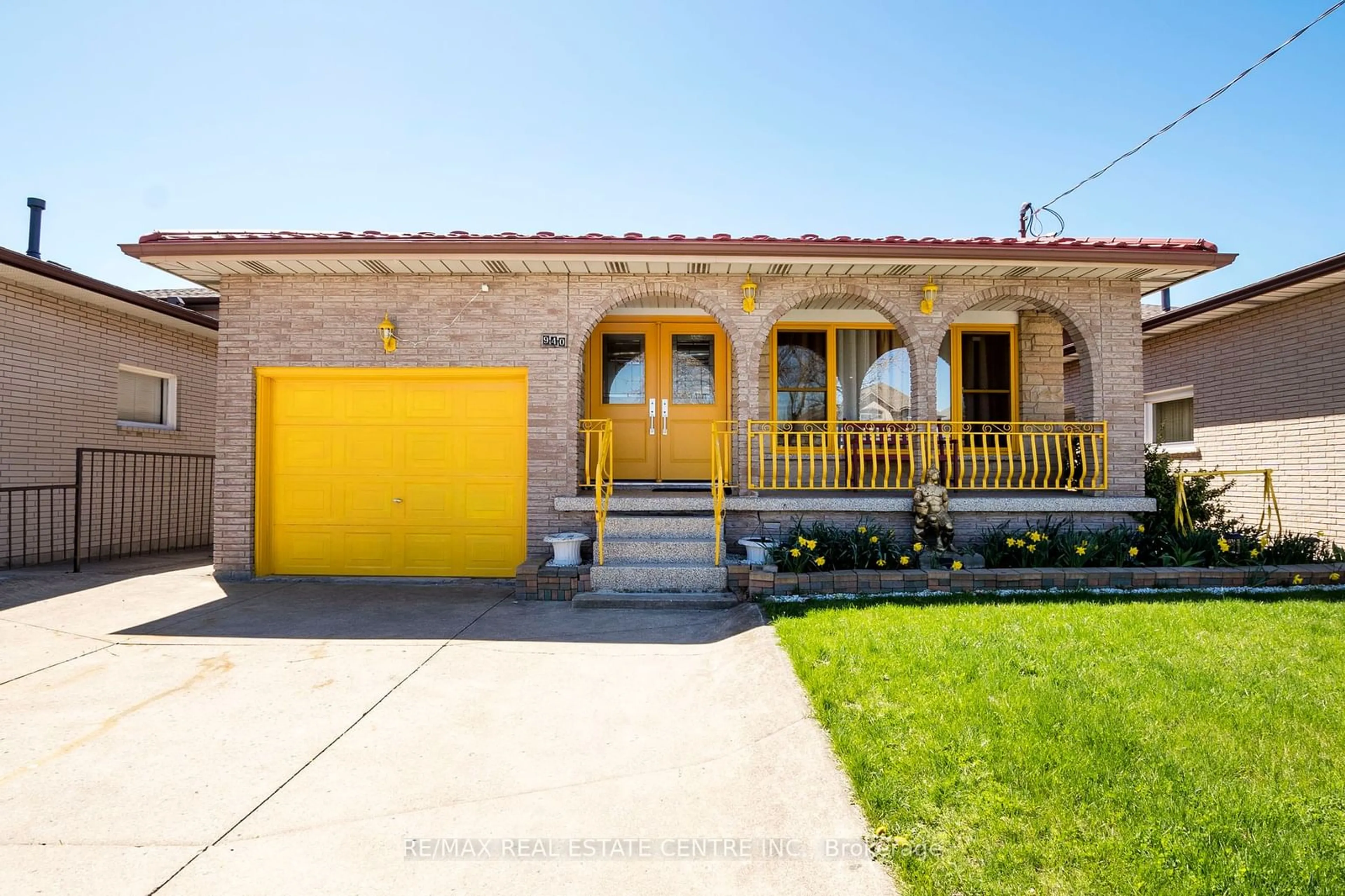 Frontside or backside of a home for 940 Stone Church Rd, Hamilton Ontario L8W 1B1