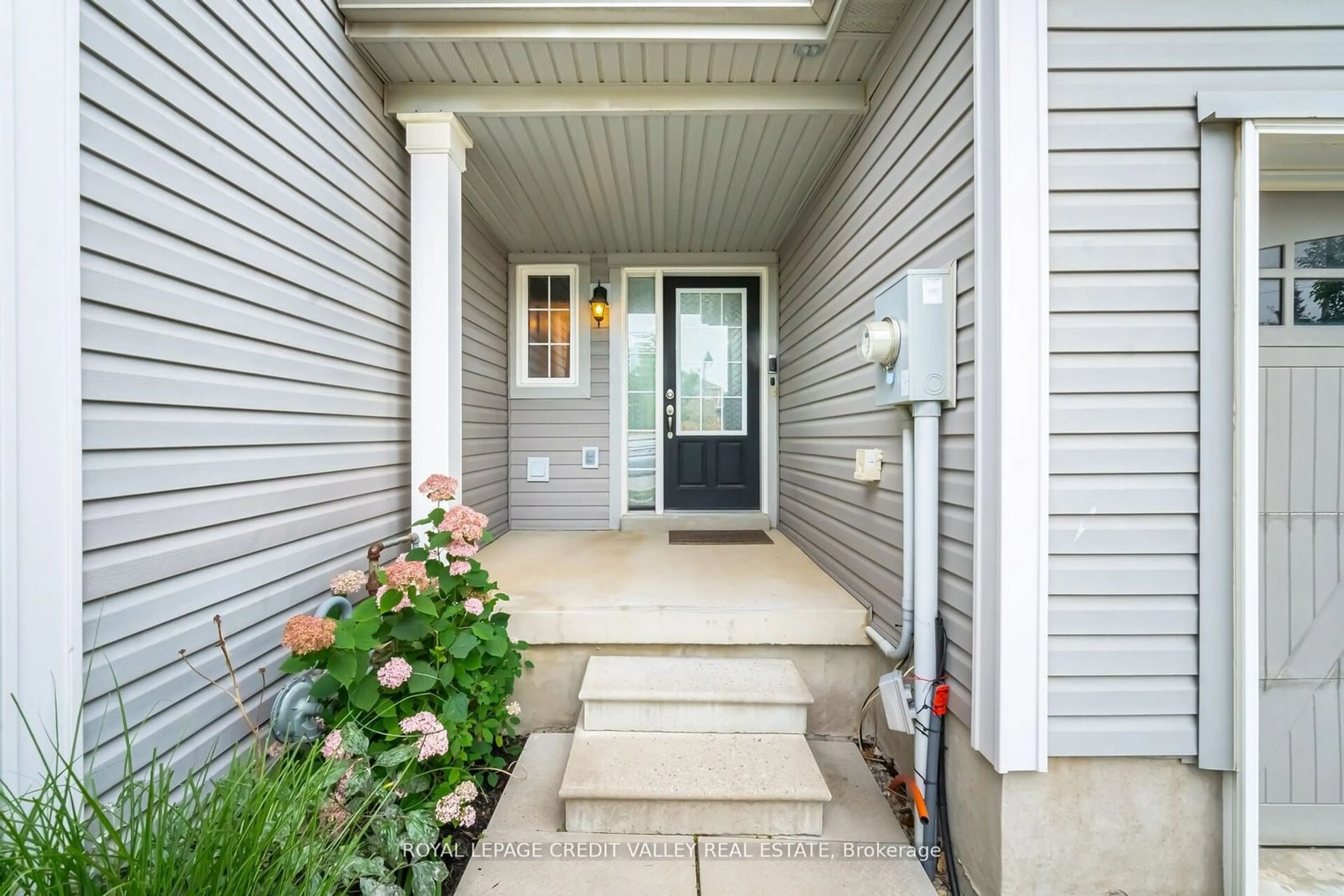 Indoor entryway for 32 Dwyer Crt, Brantford Ontario N3T 0G8