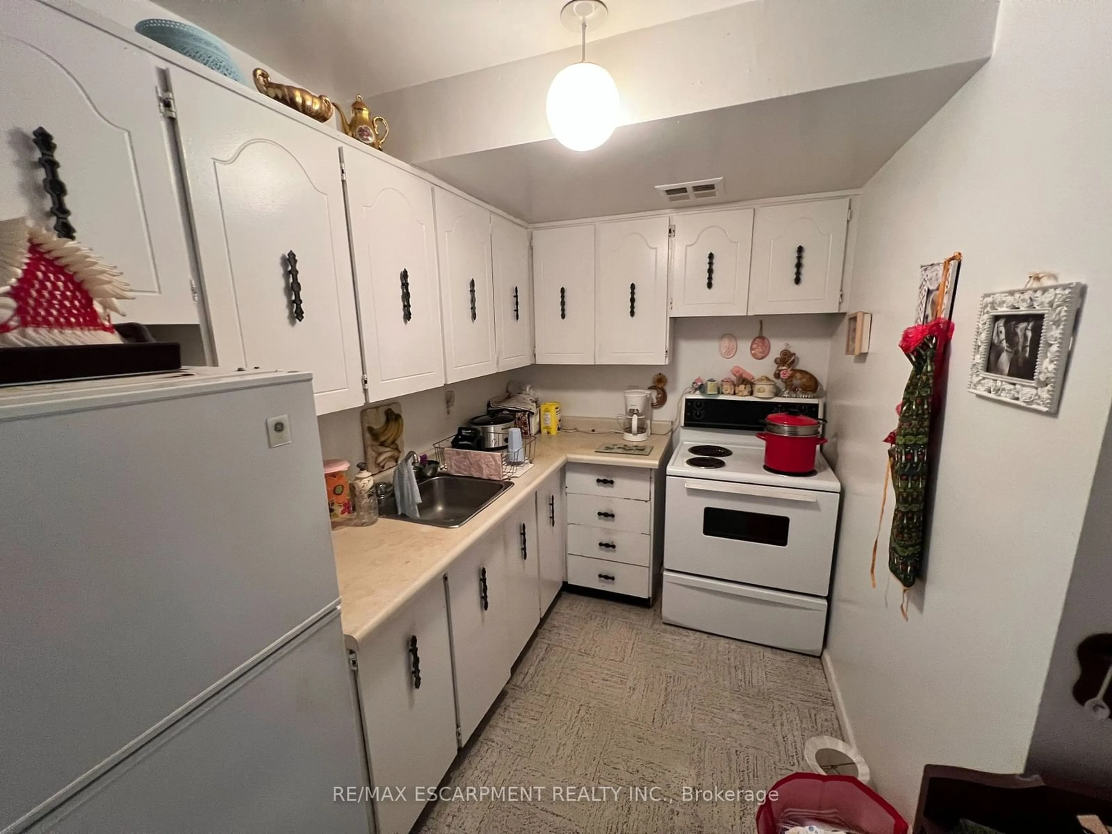 Standard kitchen for 150 Charlton Ave #708, Hamilton Ontario L8N 3X3