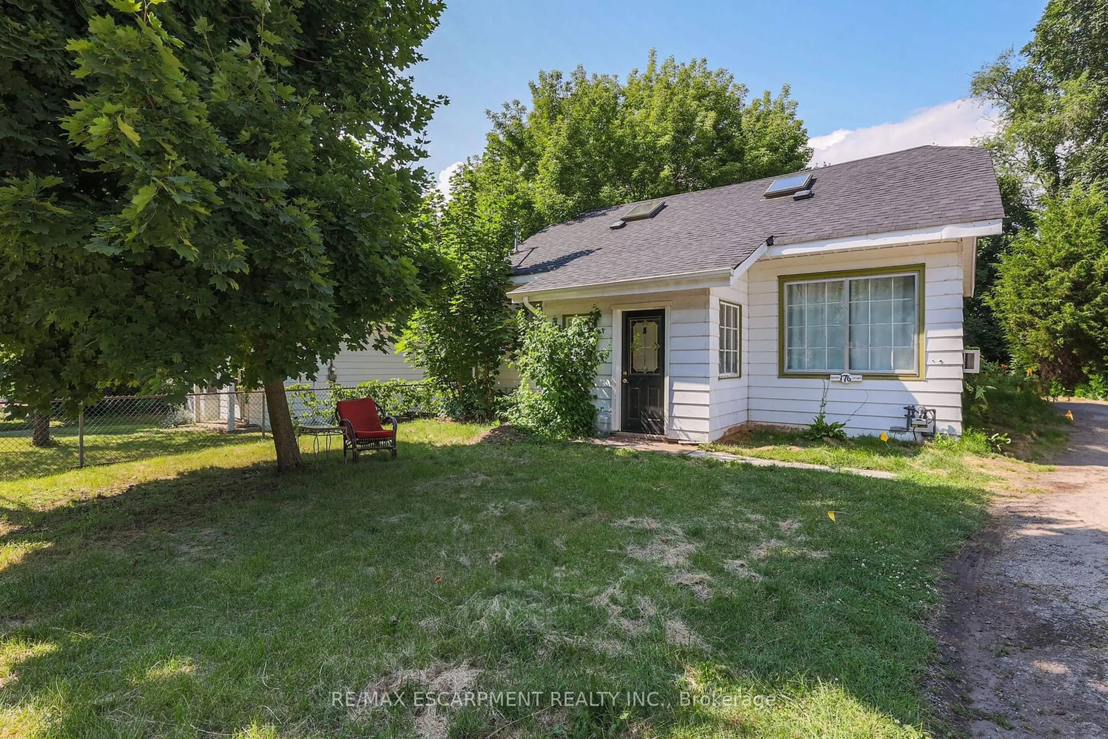 Frontside or backside of a home for 176 Main St, Grimsby Ontario L3M 1S3