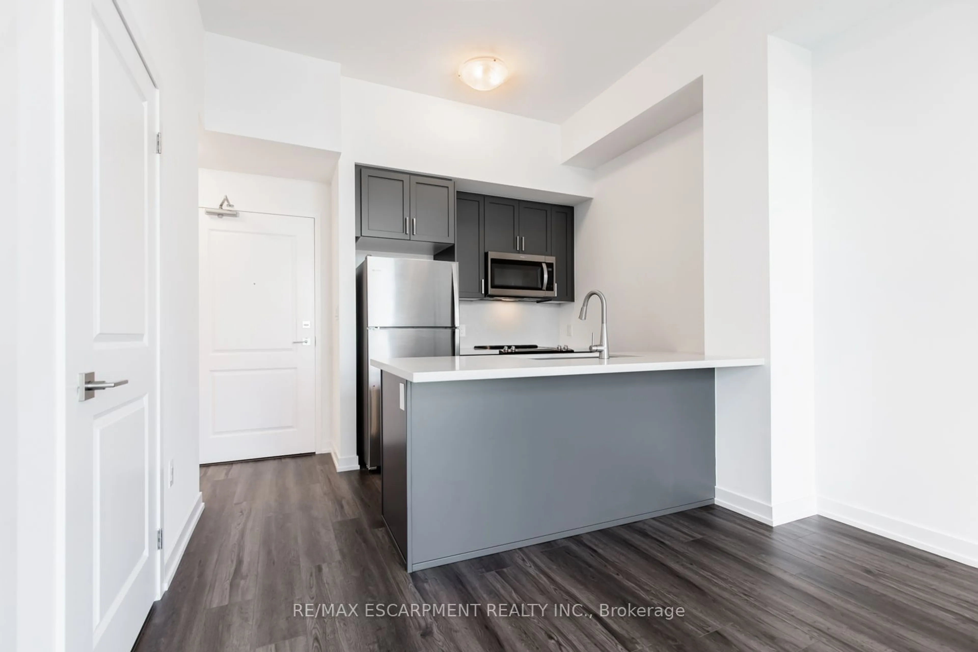 Standard kitchen for 470 Dundas St #510, Hamilton Ontario L8B 2A6