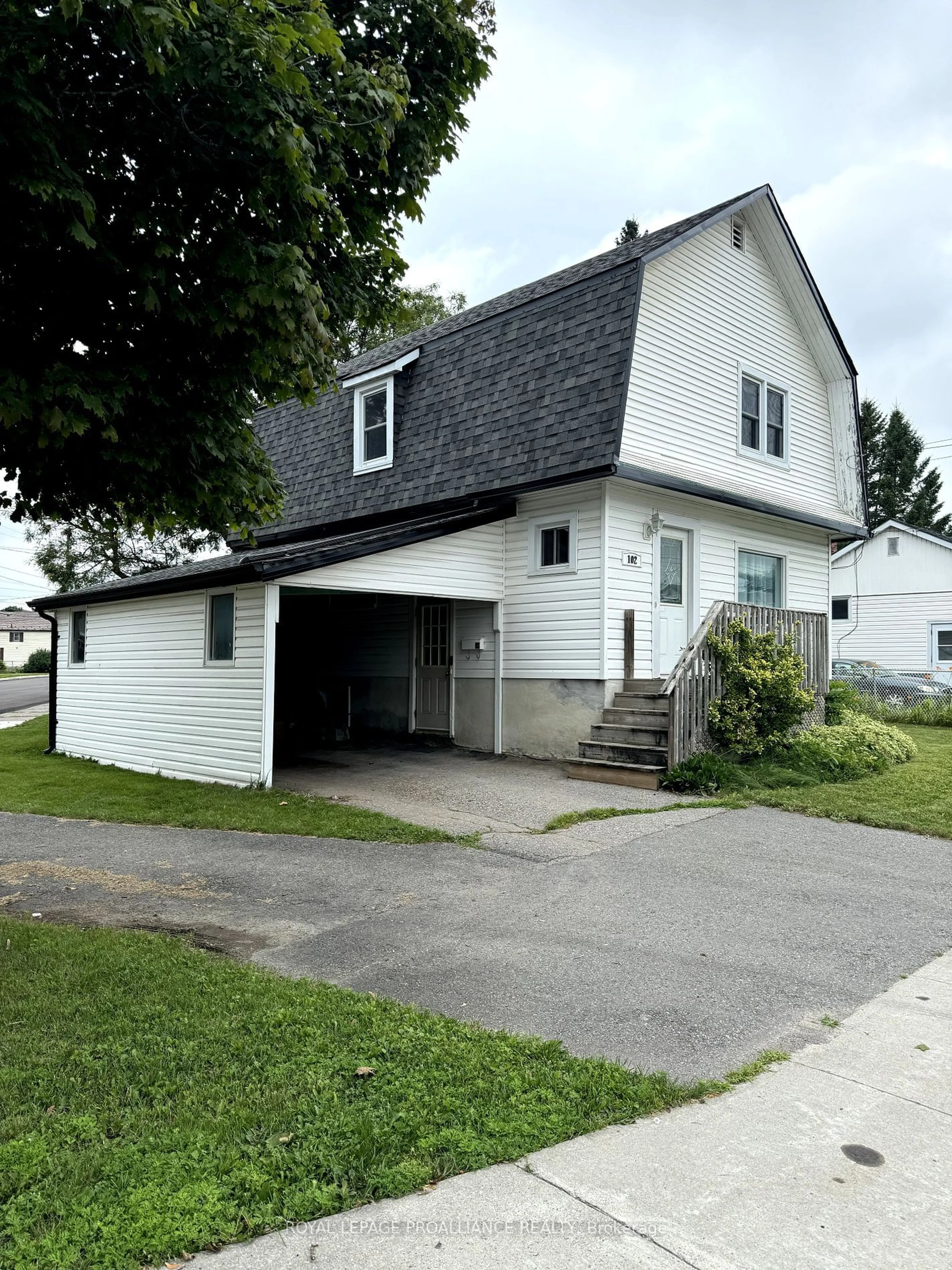 Frontside or backside of a home for 102 Yeomans St, Belleville Ontario K8P 3X7