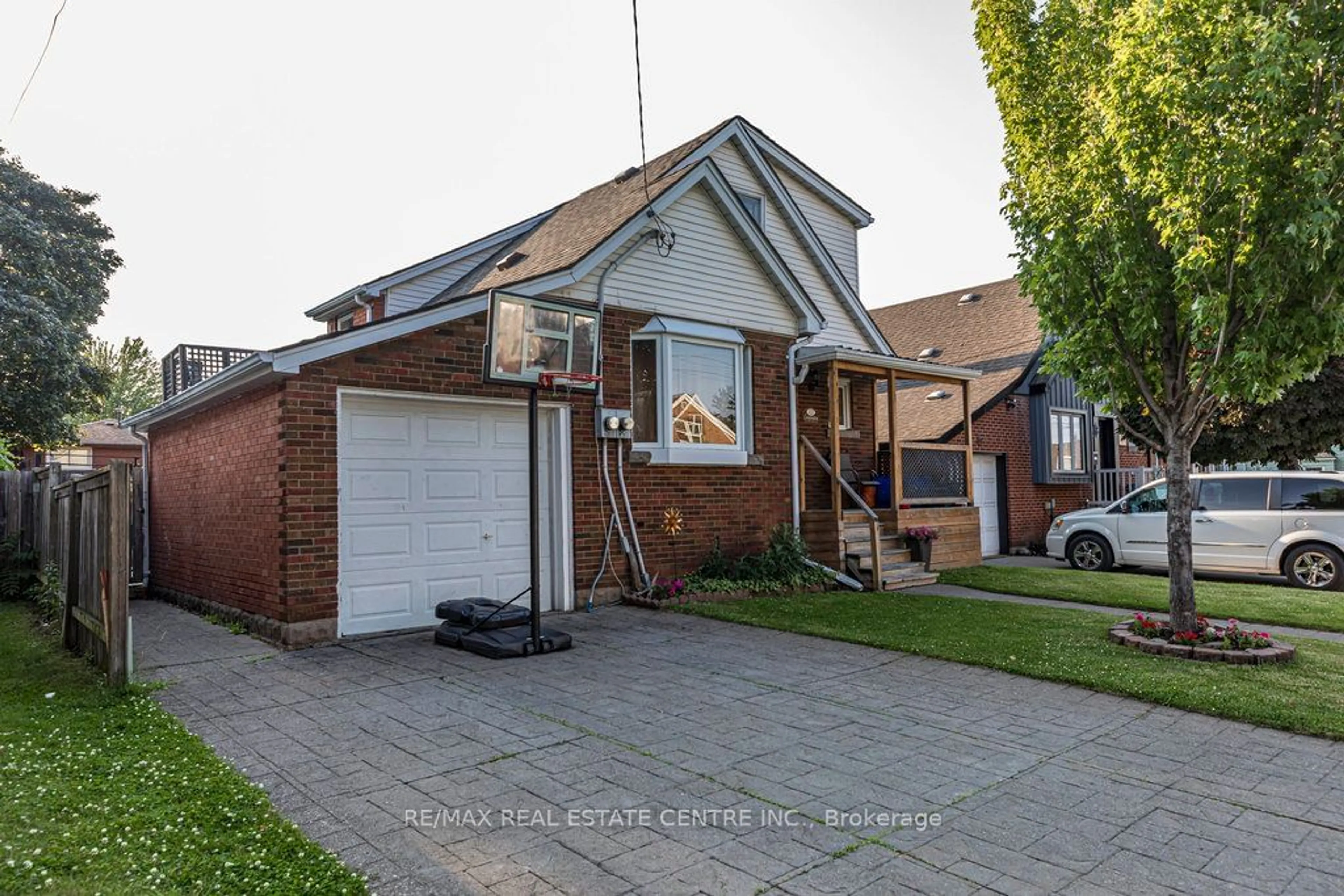 Frontside or backside of a home for 222 Craigroyston Rd, Hamilton Ontario L8K 3K4