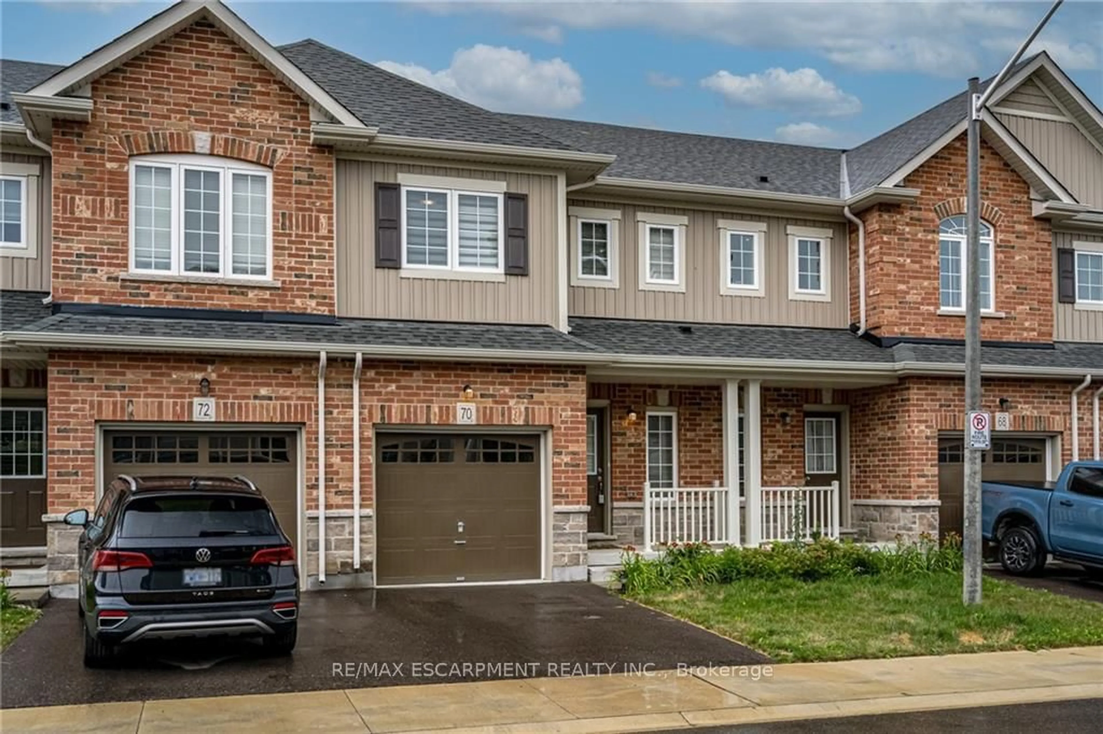 Home with brick exterior material for 70 Dewberry Dr, Kitchener Ontario N2B 2G9