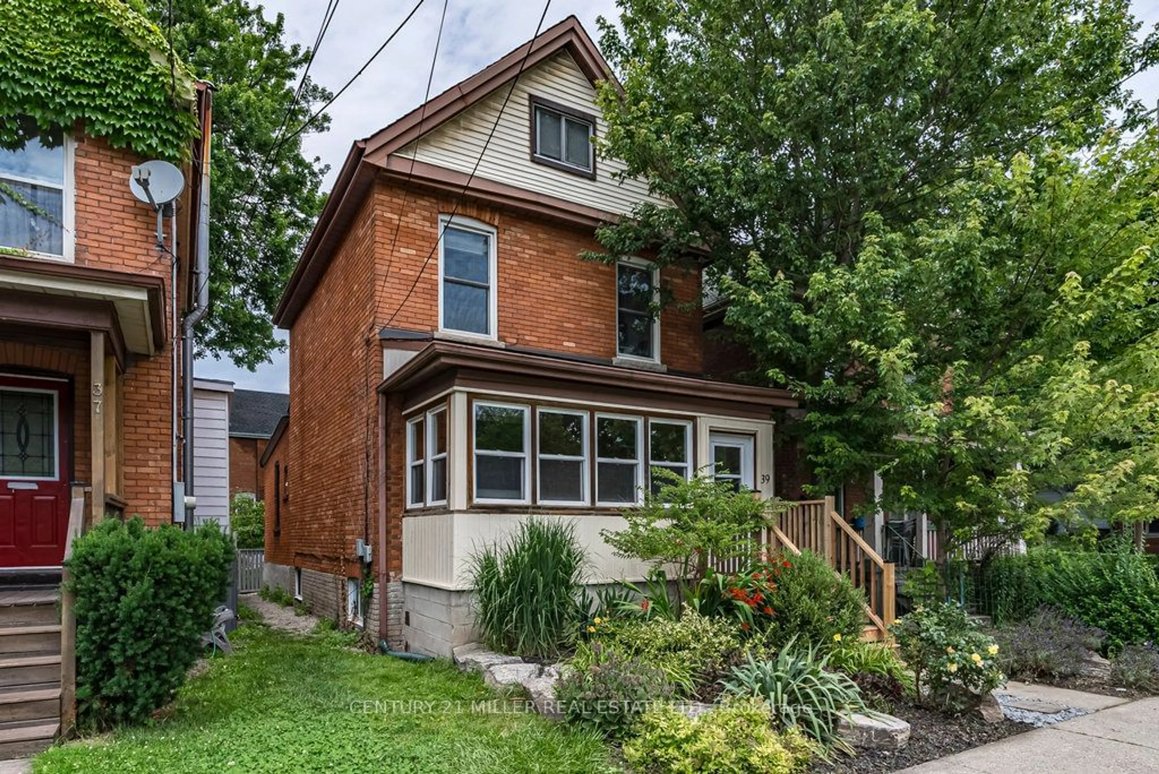 Frontside or backside of a home for 39 Dundas St, Hamilton Ontario L9H 1A1