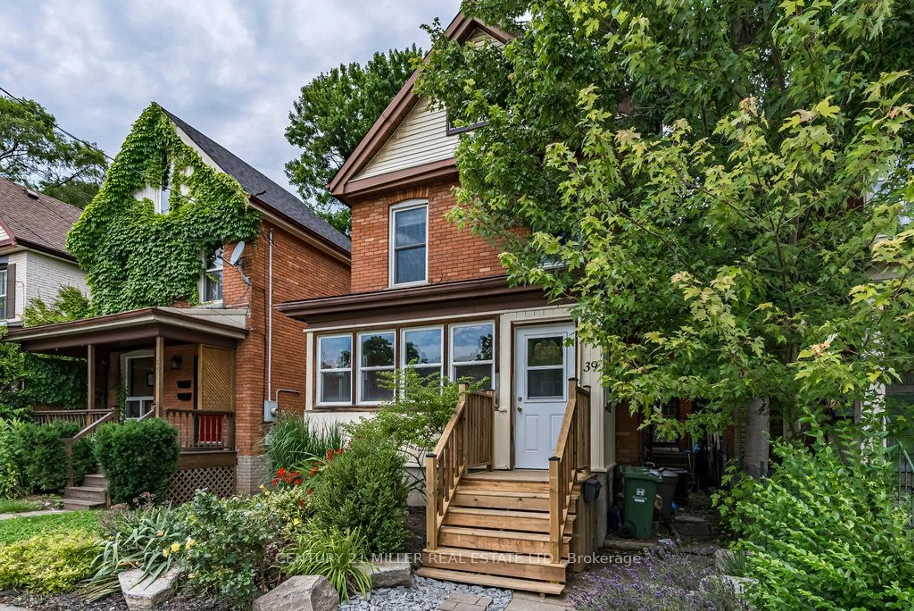Home with brick exterior material for 39 Dundas St, Hamilton Ontario L9H 1A1