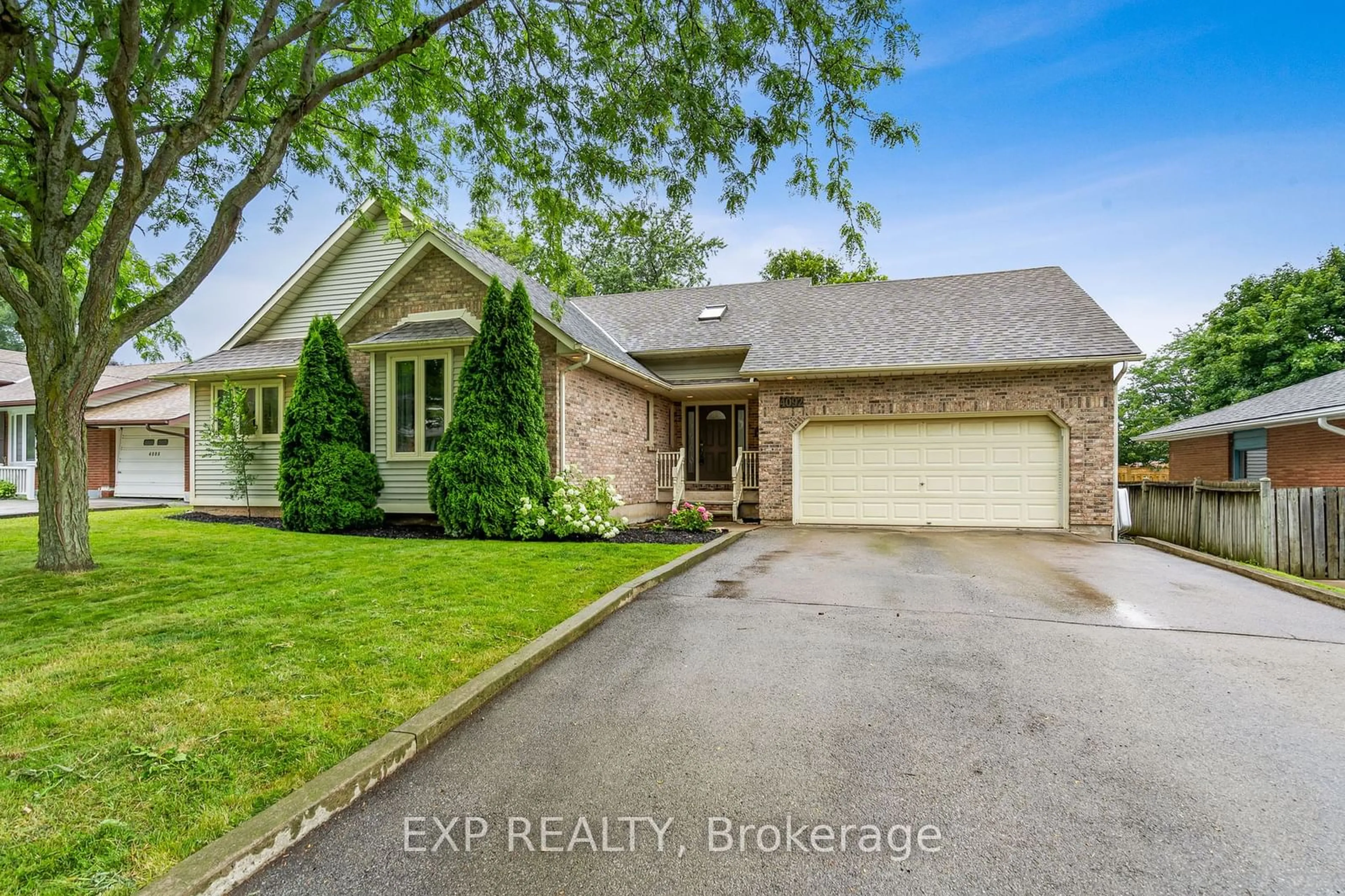 Frontside or backside of a home for 4092 Barry Dr, Lincoln Ontario L0R 1B7