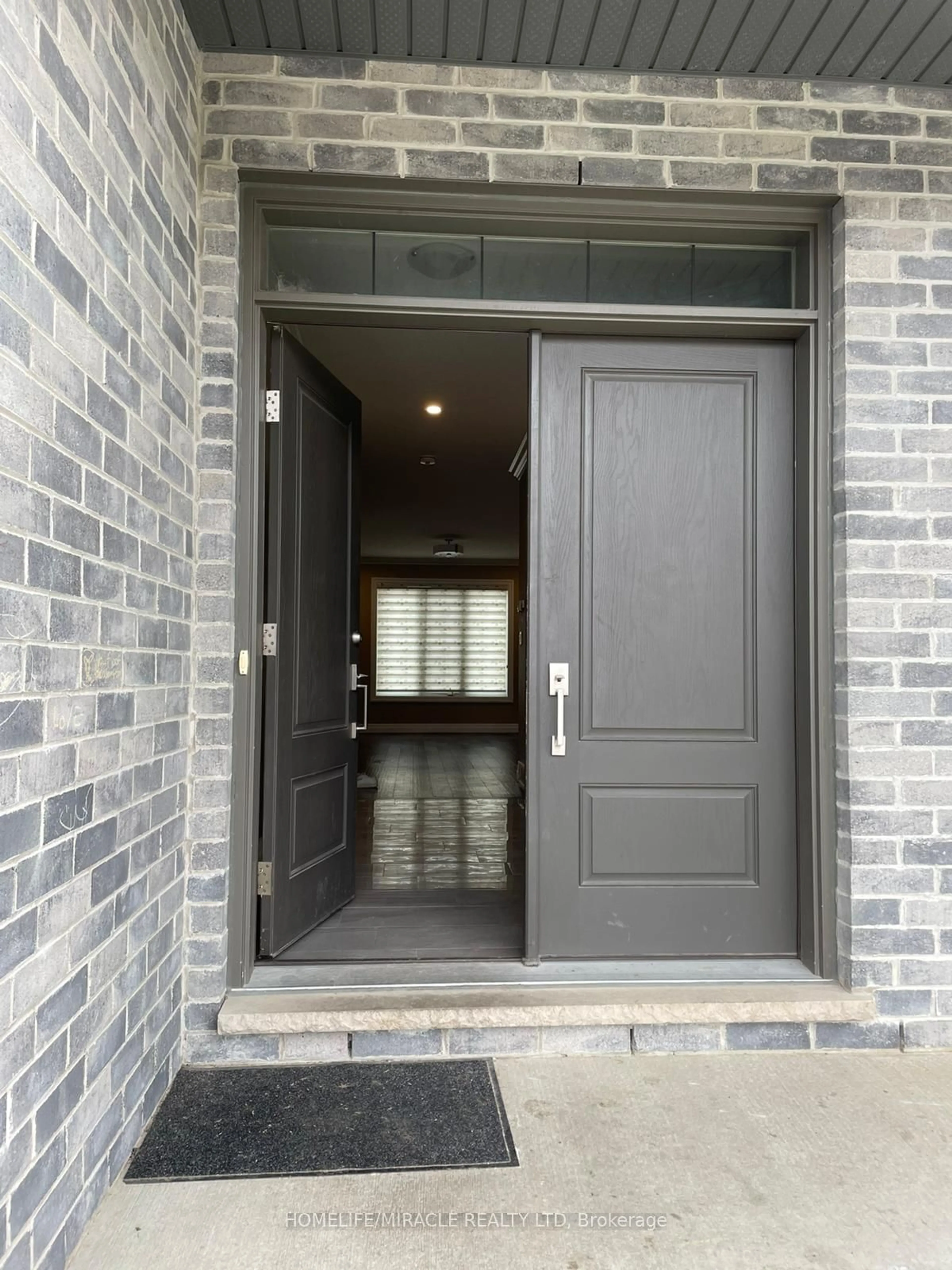 Indoor entryway for 2204 Debra Dr, London Ontario N6P 0E9